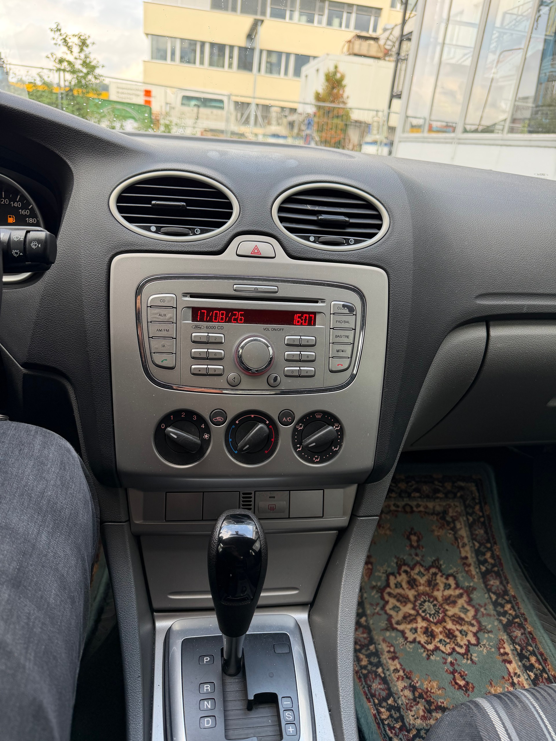 FORD Focus 2.0i Titanium Automatic-image-10