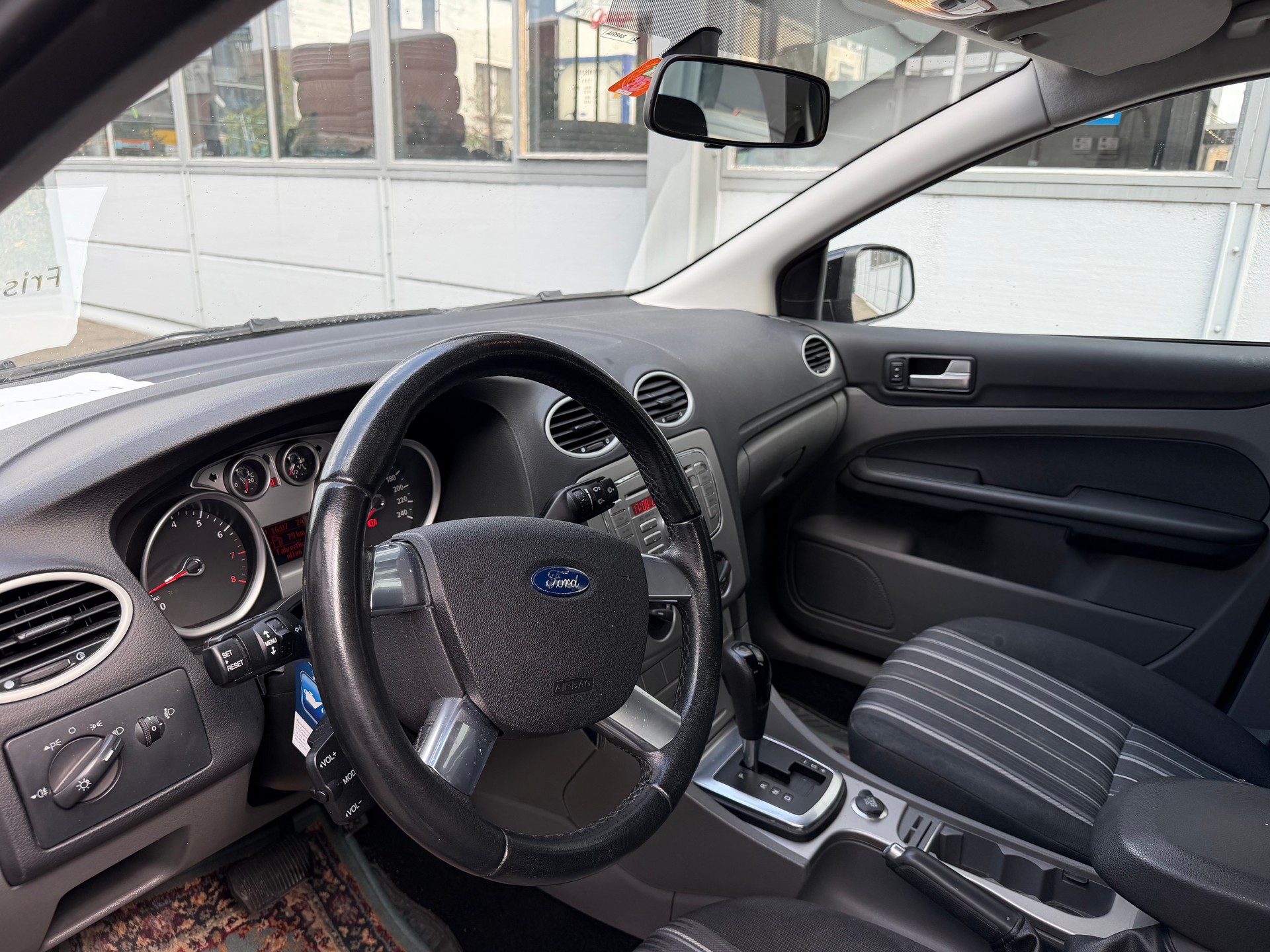 FORD Focus 2.0i Titanium Automatic-image-8
