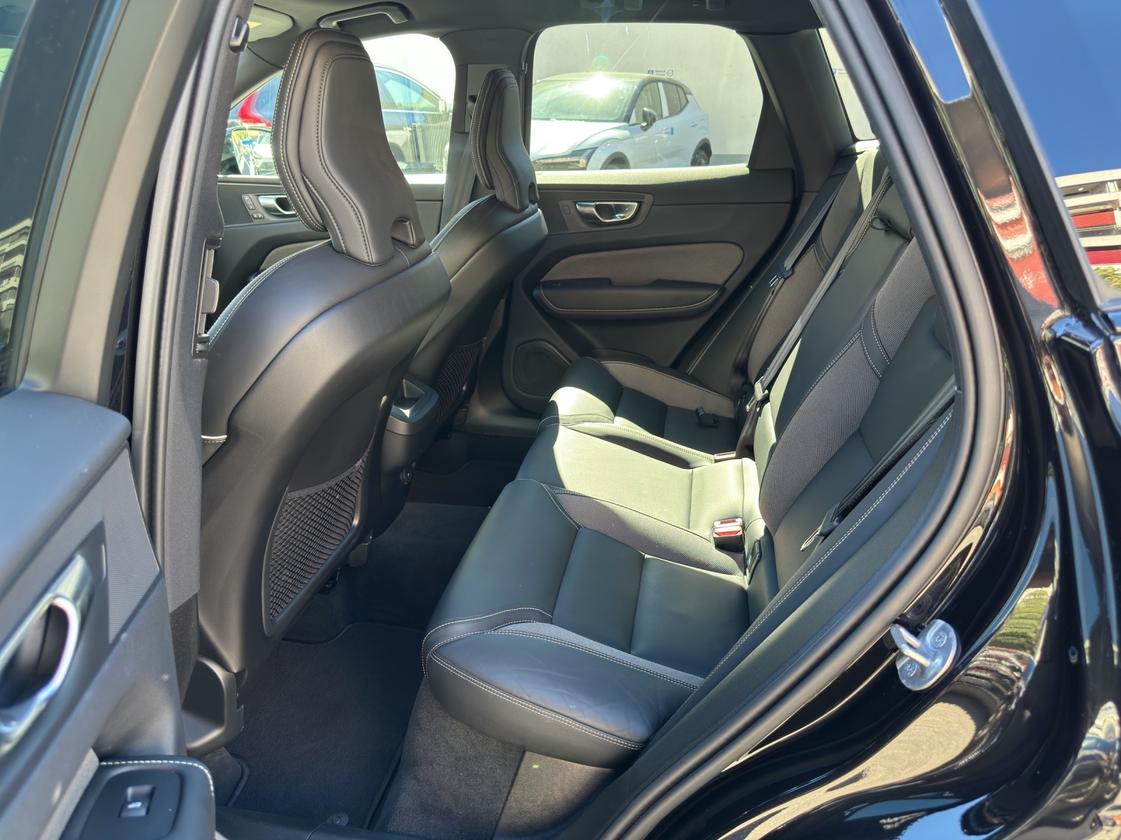 VOLVO XC60 2.0 B5 MH Plus Dark AWD-image-17