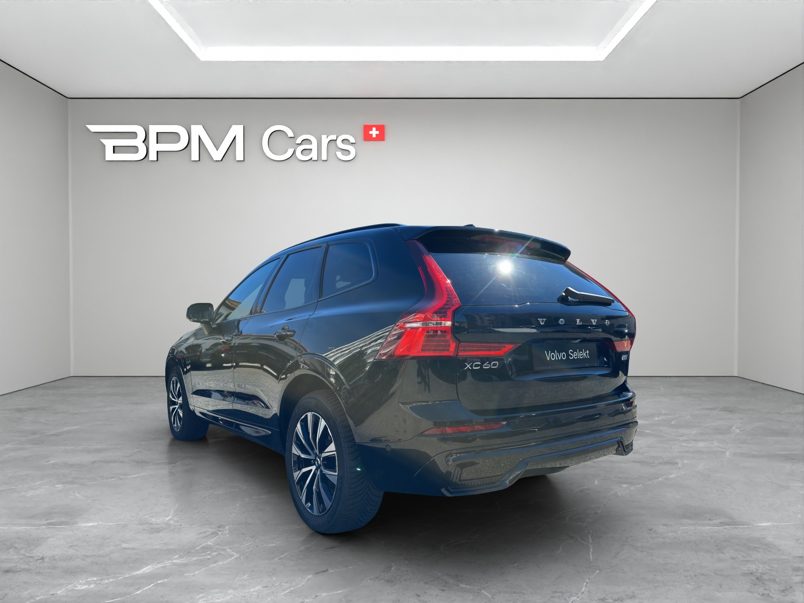 VOLVO XC60 2.0 B5 MH Plus Dark AWD-image-2