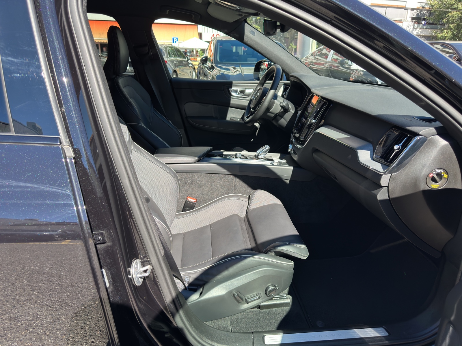 VOLVO XC60 2.0 B5 MH Plus Dark AWD-image-19