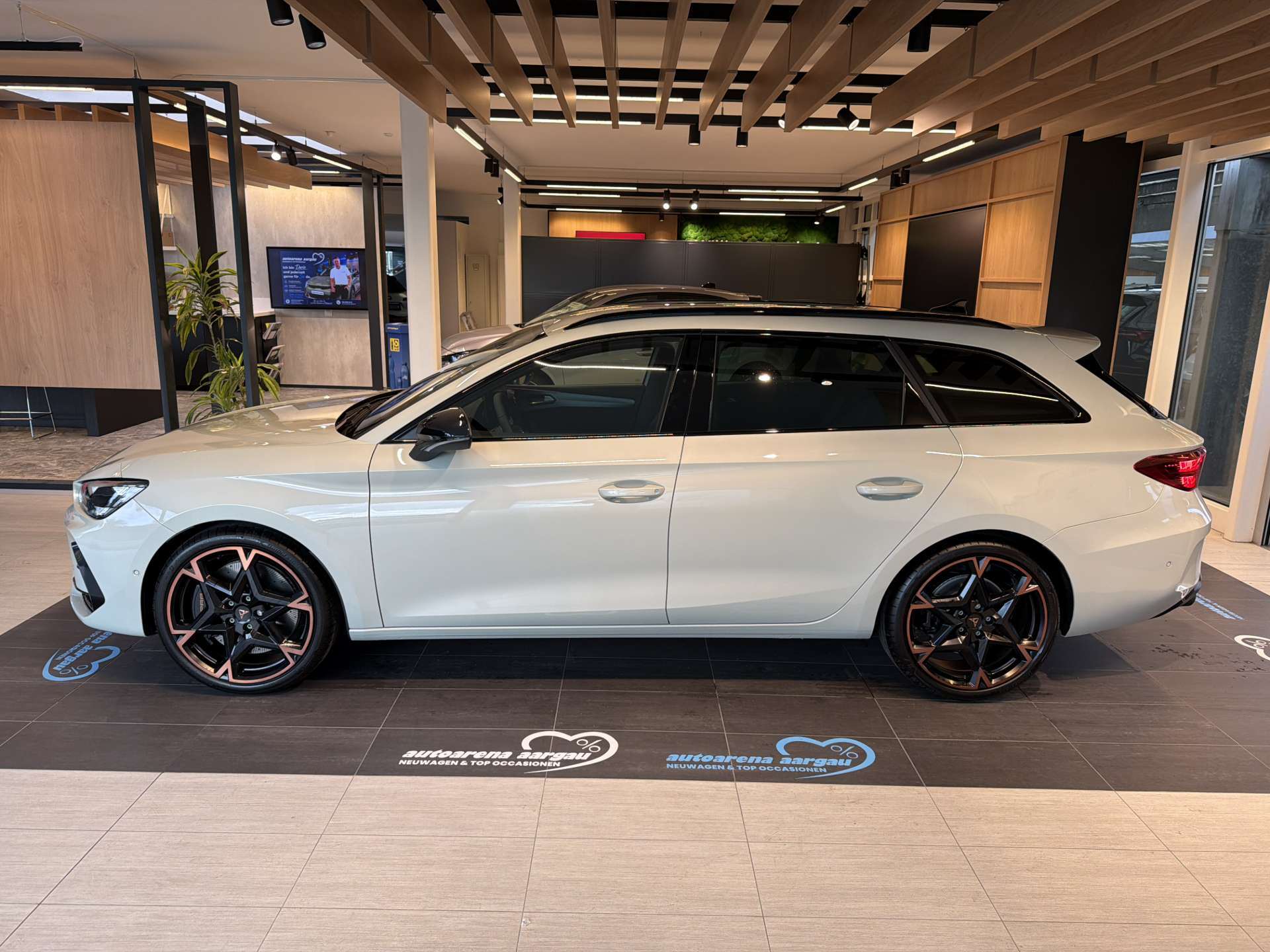 CUPRA LEON ST 2.0 TSi VZ 333PS 4Drive DSG-Automat-image-11