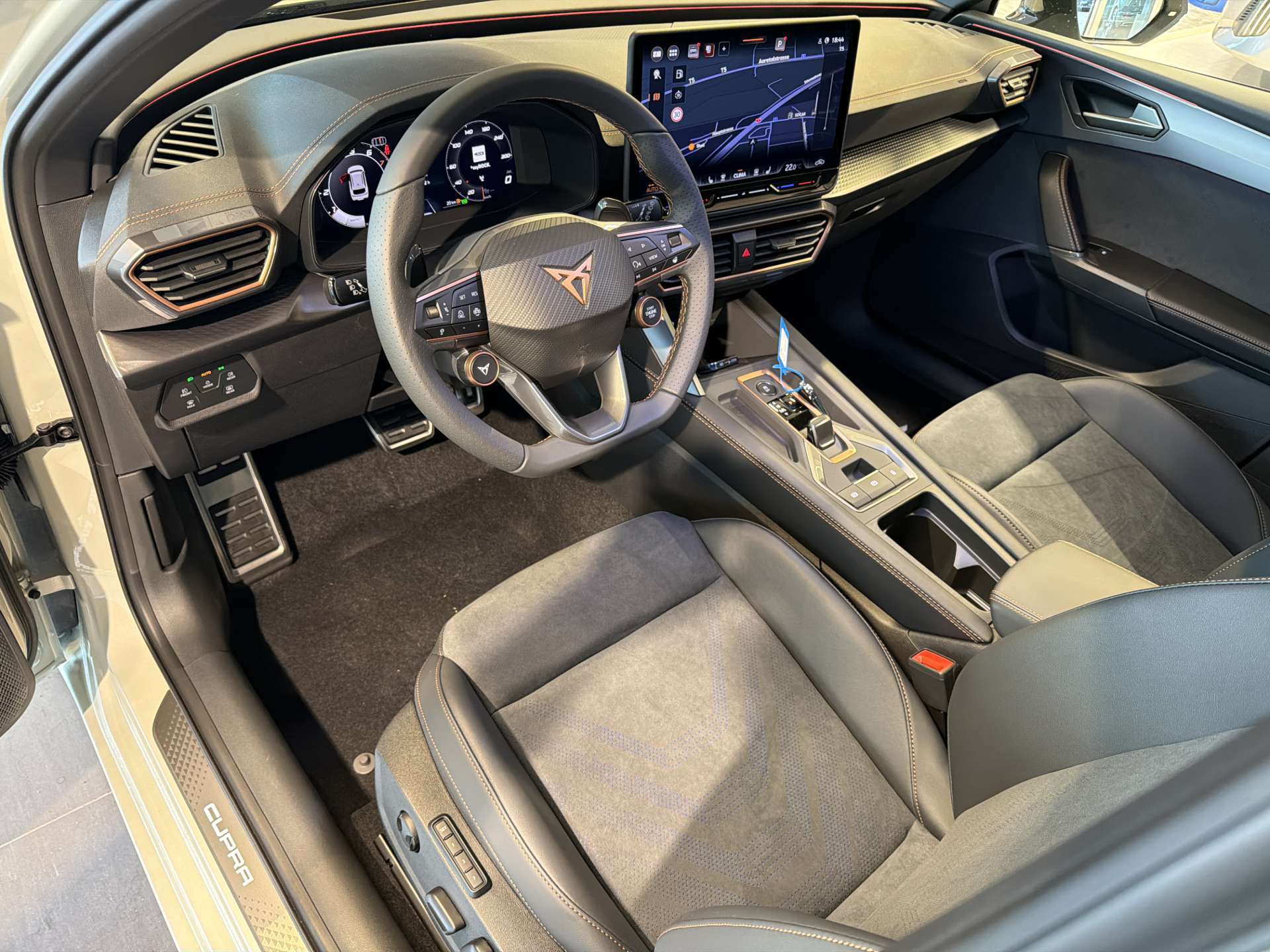 CUPRA LEON ST 2.0 TSi VZ 333PS 4Drive DSG-Automat-image-5
