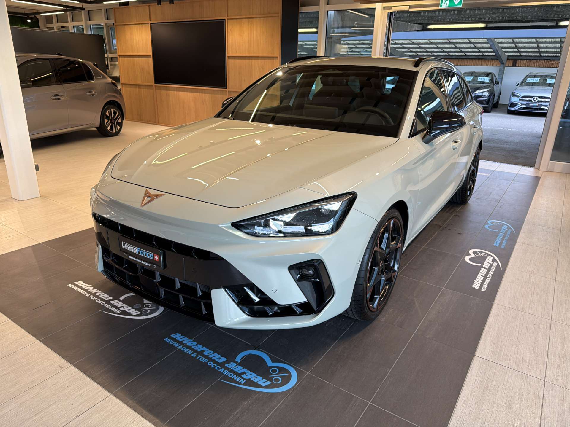 CUPRA LEON ST 2.0 TSi VZ 333PS 4Drive DSG-Automat-image-0
