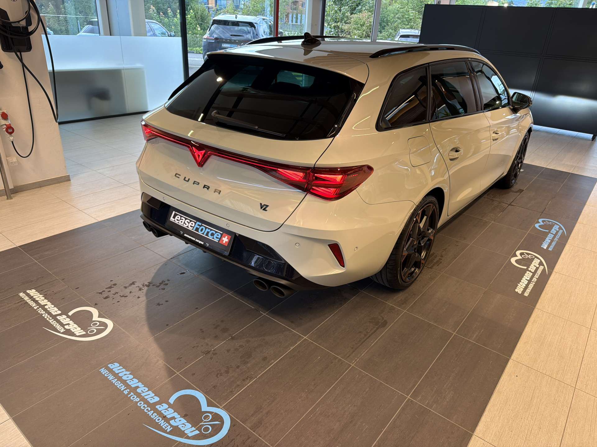 CUPRA LEON ST 2.0 TSi VZ 333PS 4Drive DSG-Automat-image-2