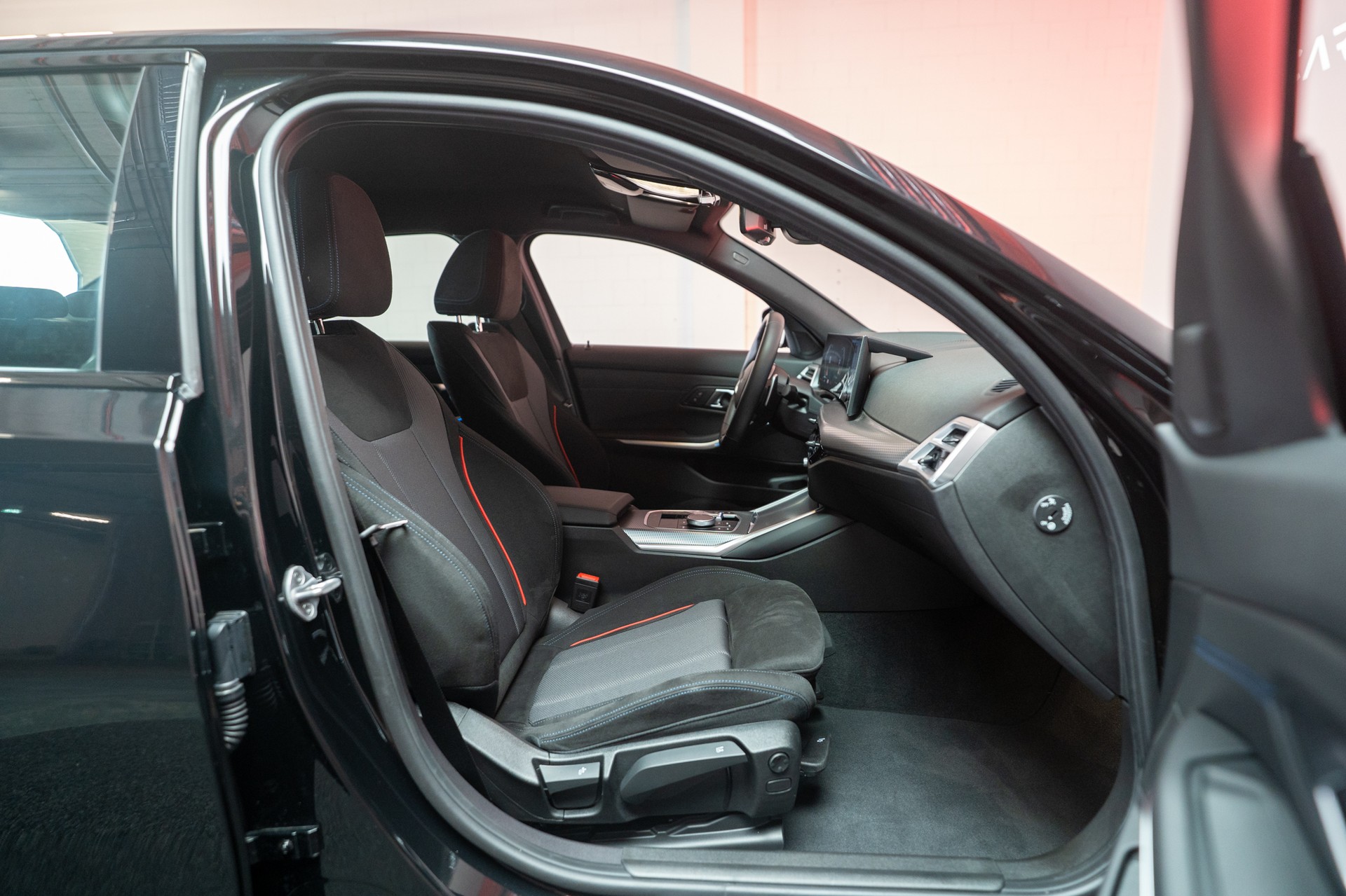 BMW 330d xDrive SAG / LCI / 360°Kamera / Ambientebeleuchtung-image-17