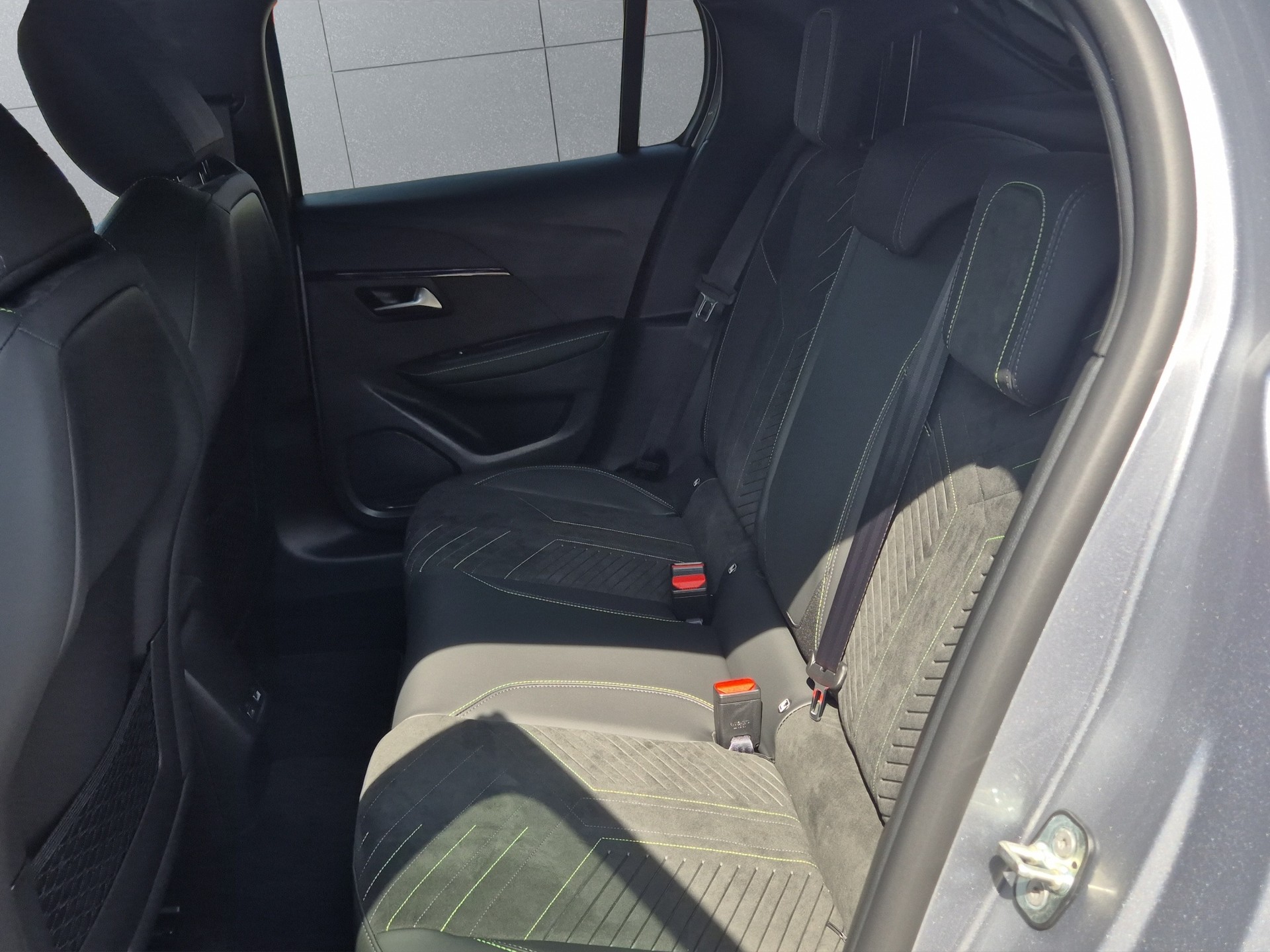 PEUGEOT 208 1.2 Hybrid 145 GT Exclusive-image-11