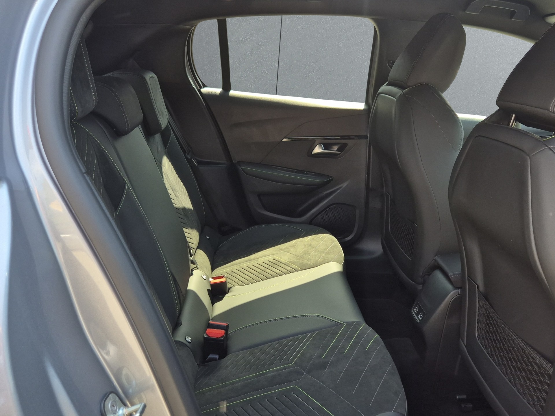 PEUGEOT 208 1.2 Hybrid 145 GT Exclusive-image-16
