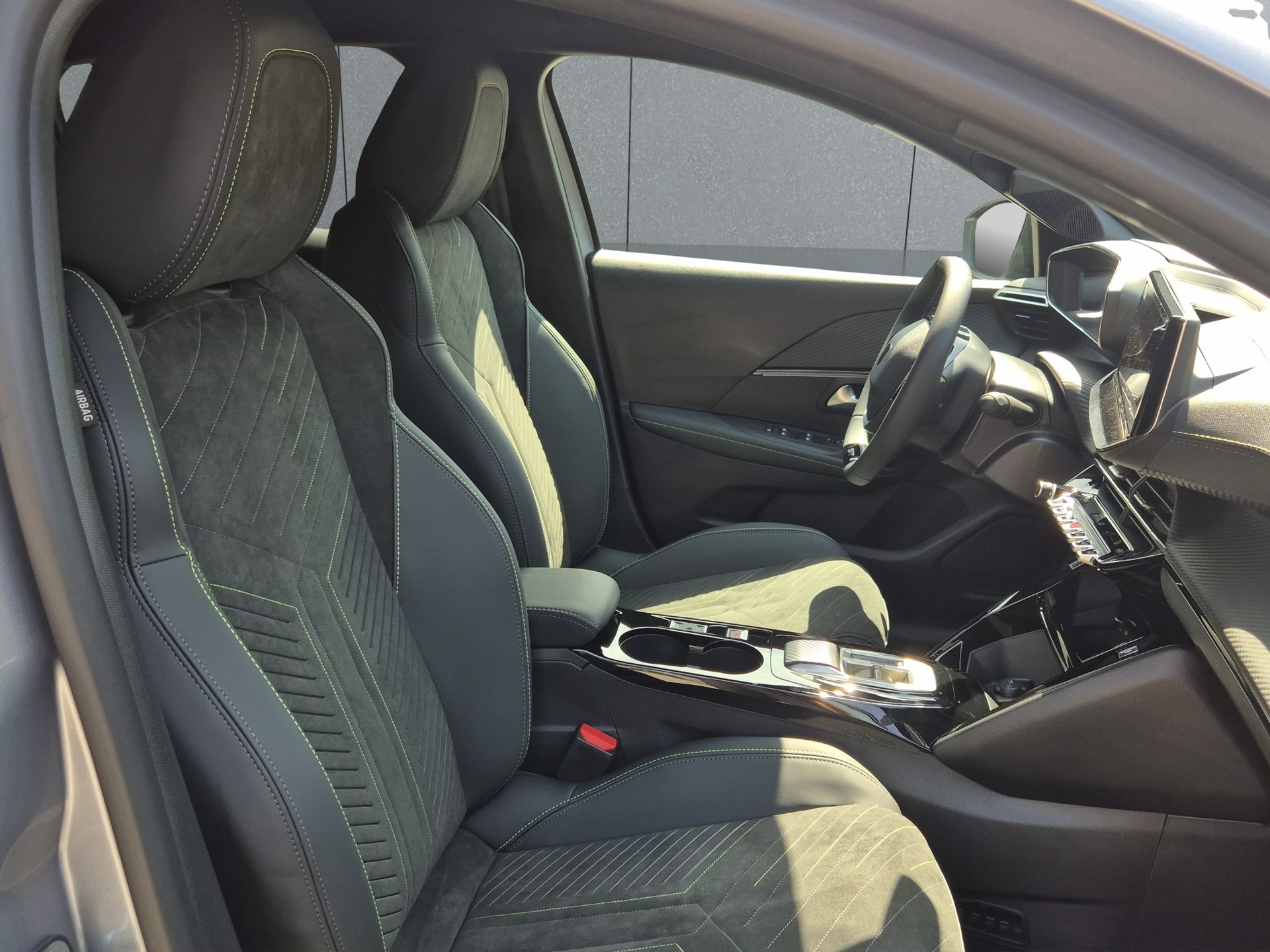 PEUGEOT 208 1.2 Hybrid 145 GT Exclusive-image-15