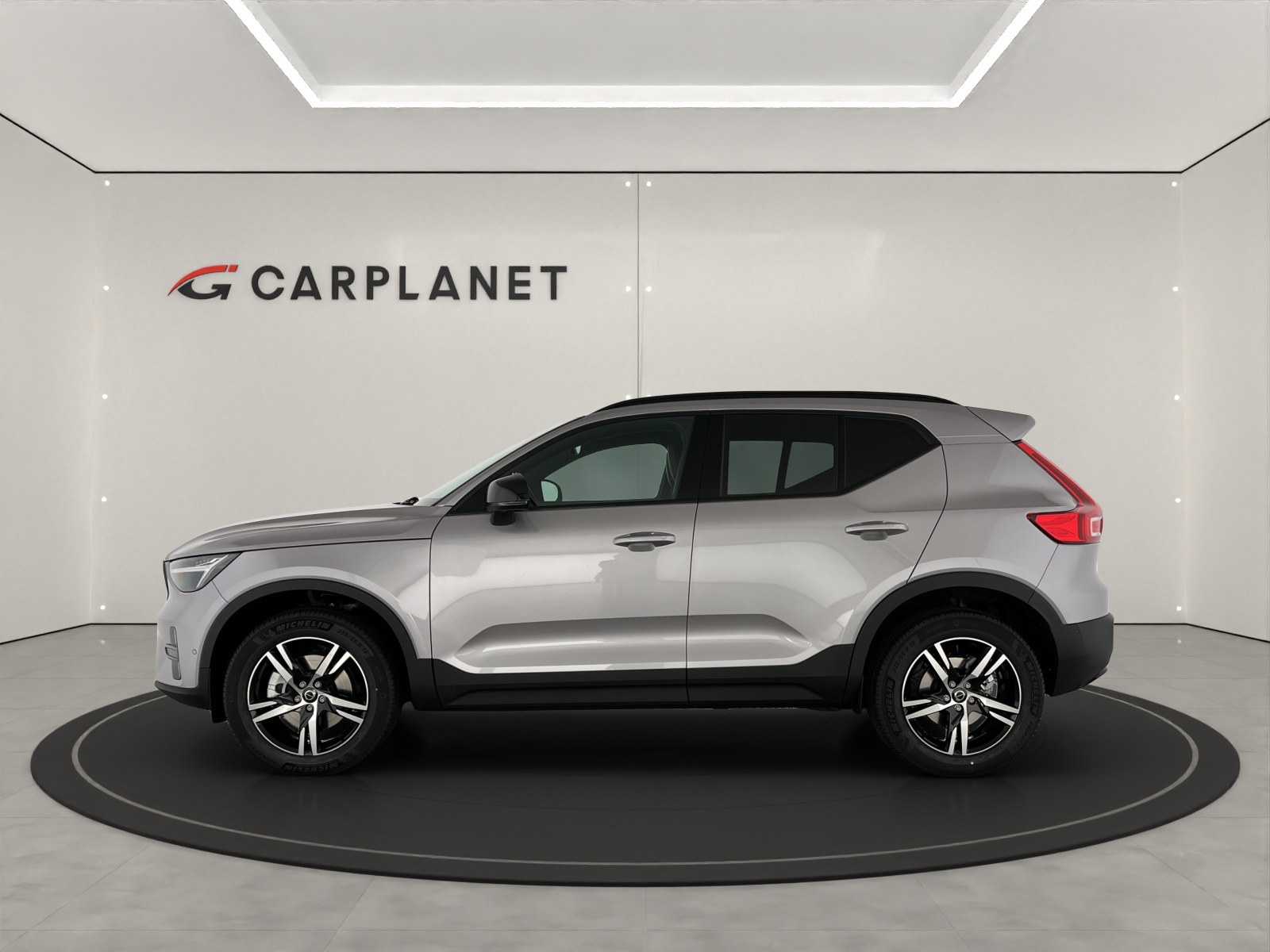 VOLVO XC40 2.0 B3 MH Plus Dark-showroom-element-2