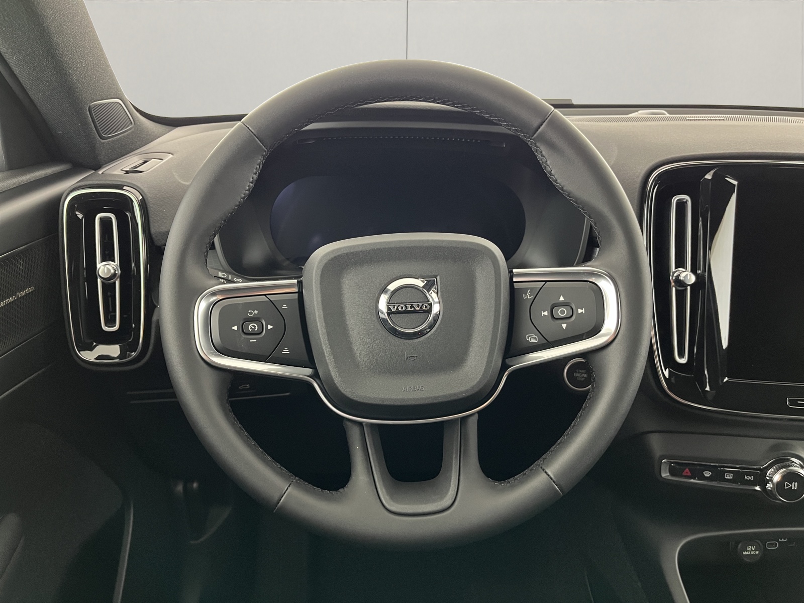 VOLVO XC40 2.0 B3 MH Plus Dark-image-13
