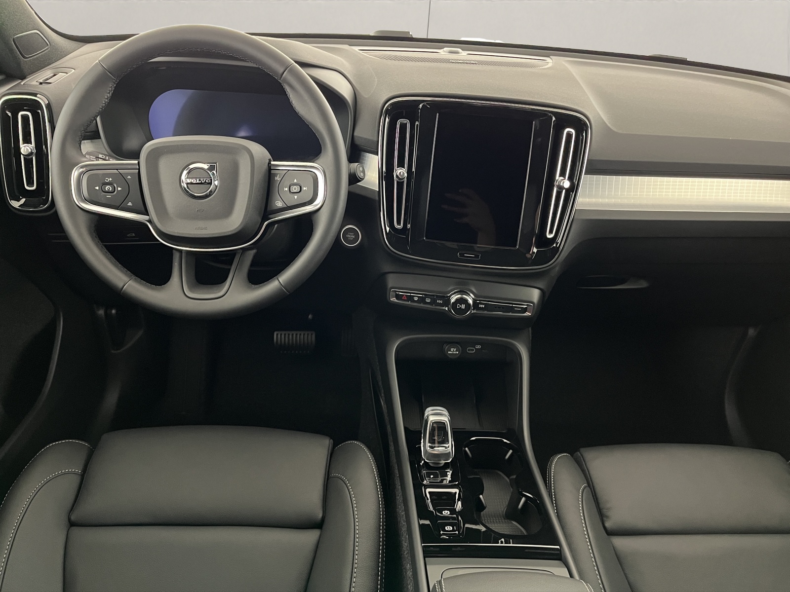 VOLVO XC40 2.0 B3 MH Plus Dark-image-12