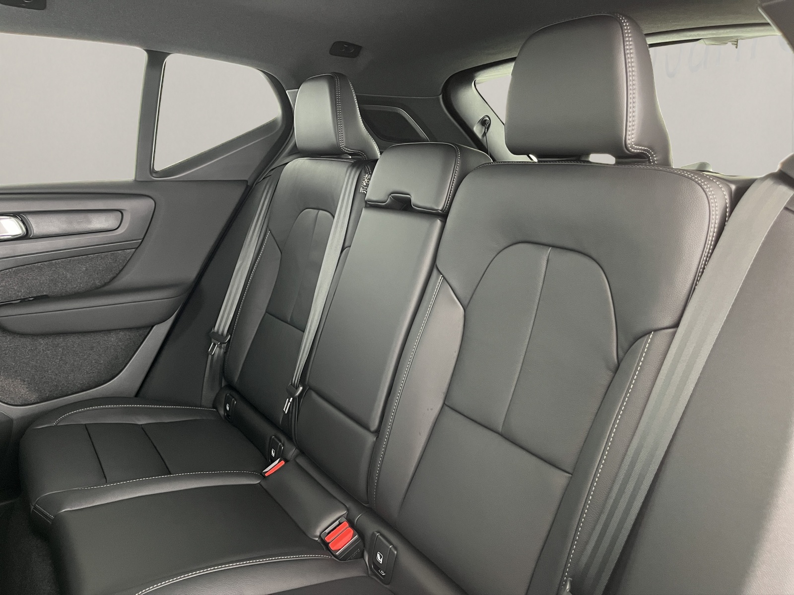 VOLVO XC40 2.0 B3 MH Plus Dark-image-11
