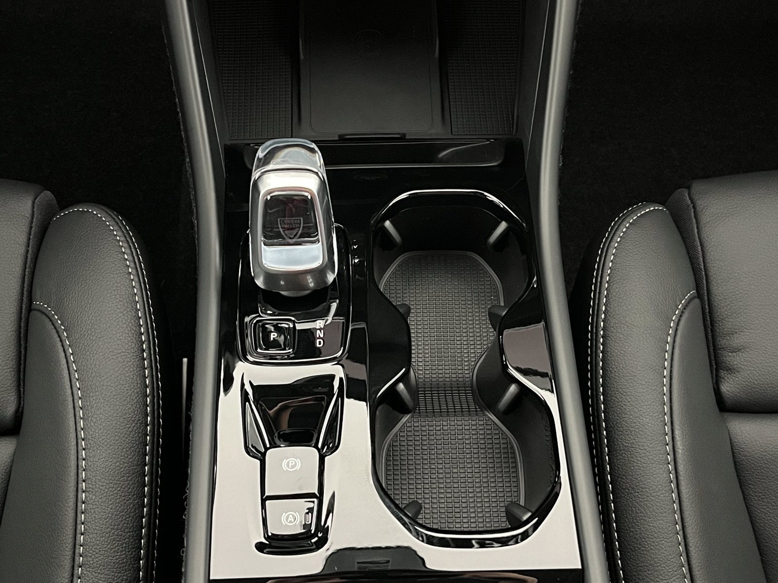 VOLVO XC40 2.0 B3 MH Plus Dark-image-15