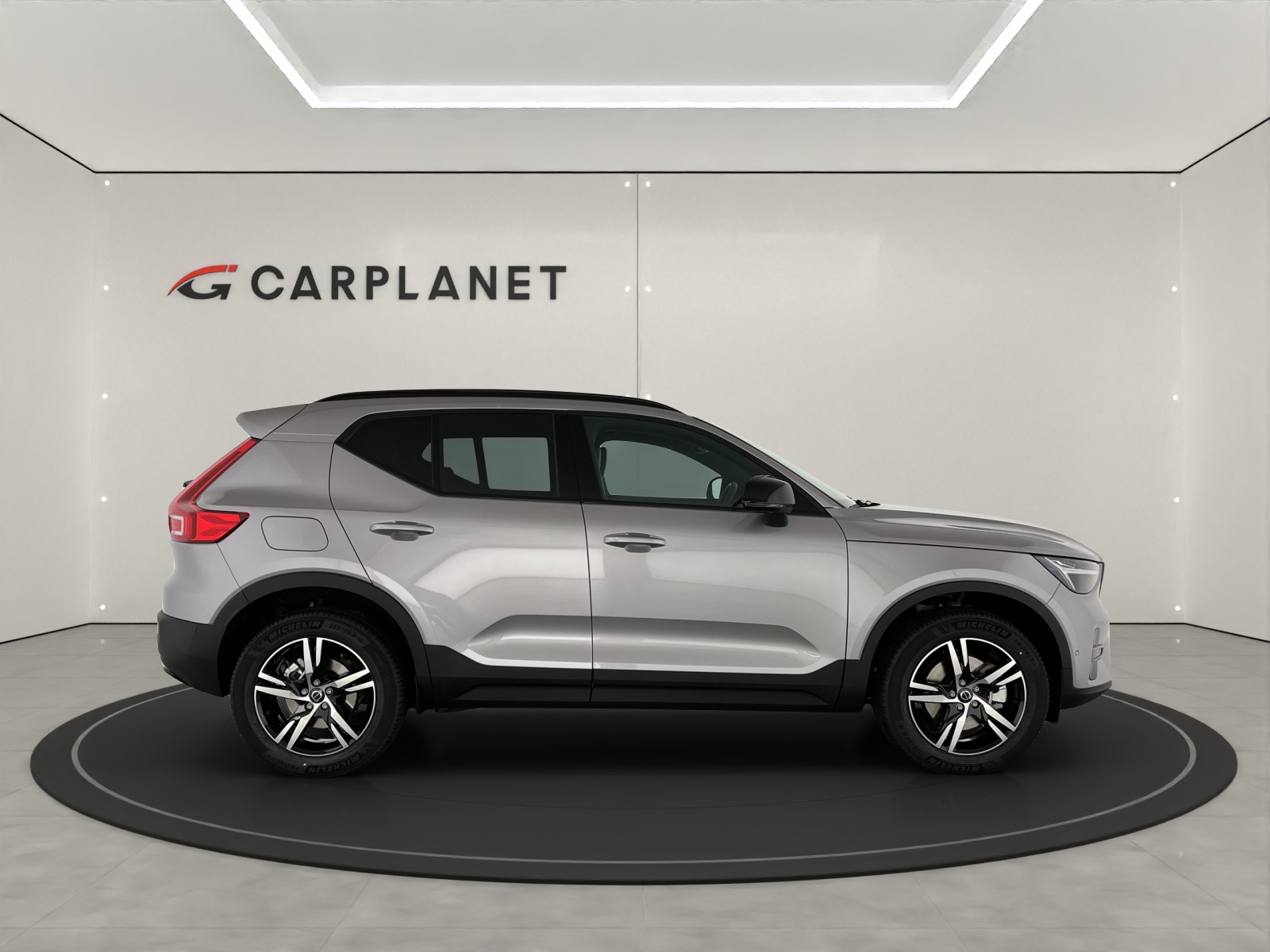 VOLVO XC40 2.0 B3 MH Plus Dark-showroom-element-1