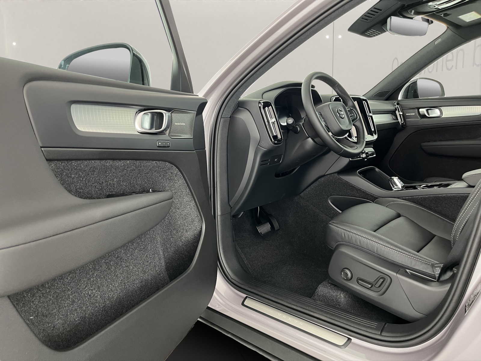 VOLVO XC40 2.0 B3 MH Plus Dark-image-7