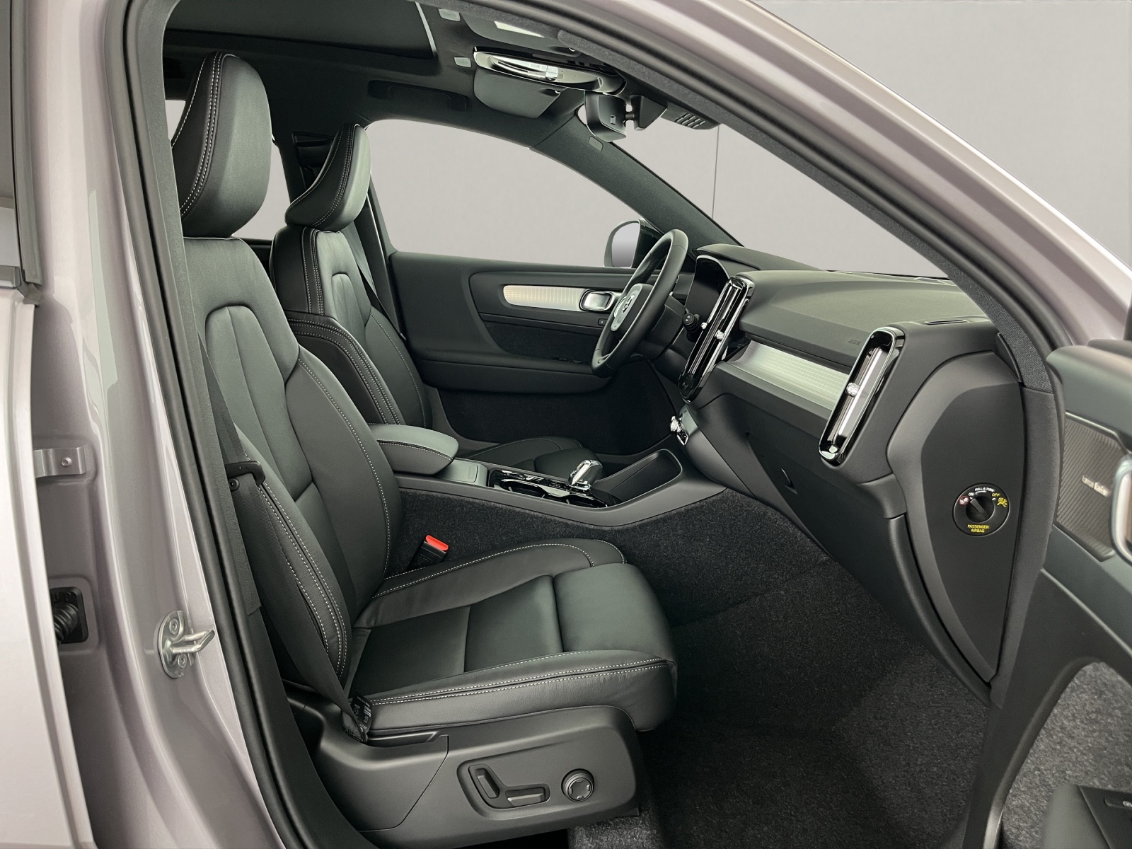 VOLVO XC40 2.0 B3 MH Plus Dark-image-9