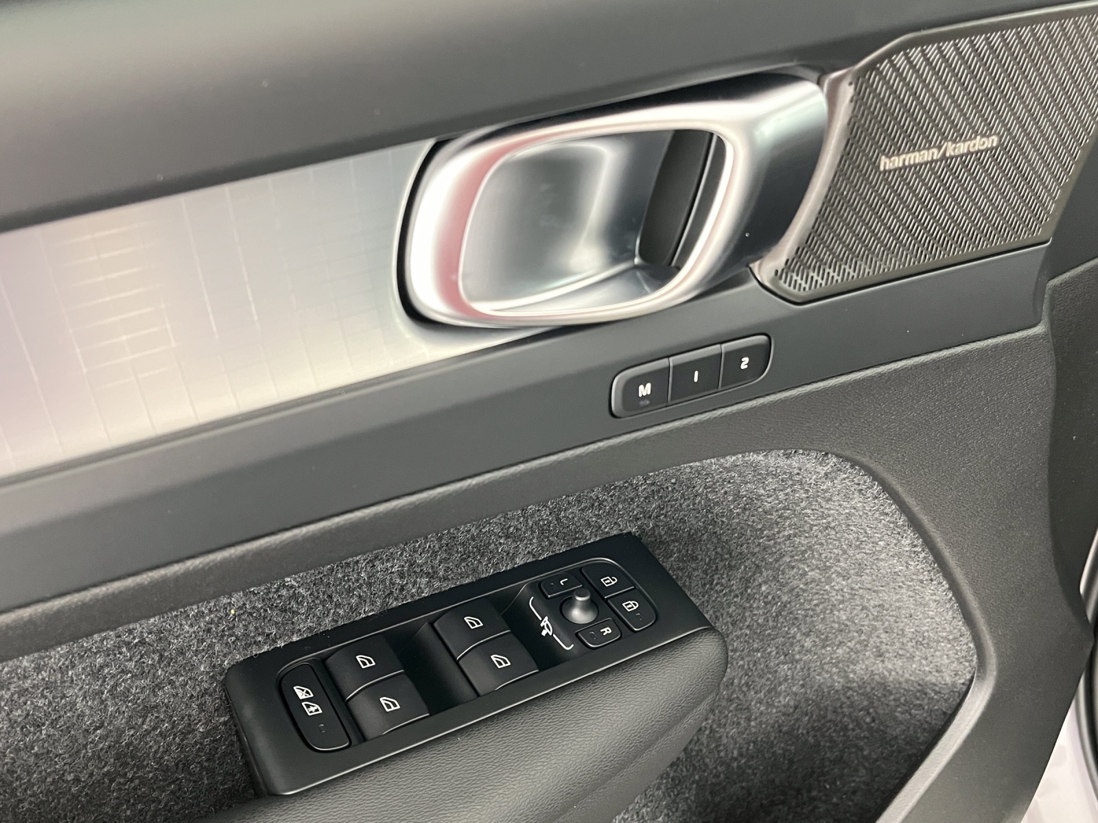 VOLVO XC40 2.0 B3 MH Plus Dark-image-16