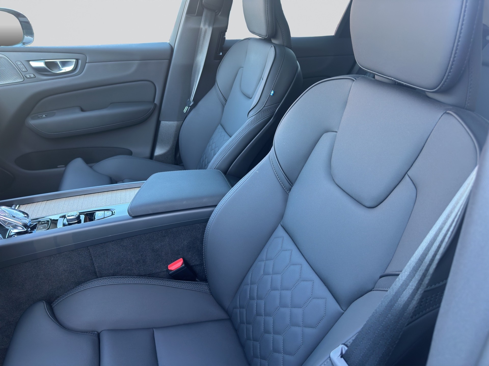 VOLVO XC60 T6 eAWD PluginHybrid Plus Dark Geartronic-image-8