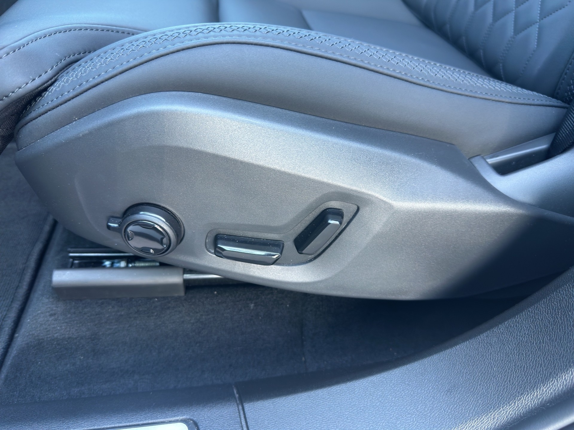 VOLVO XC60 T6 eAWD PluginHybrid Plus Dark Geartronic-image-12