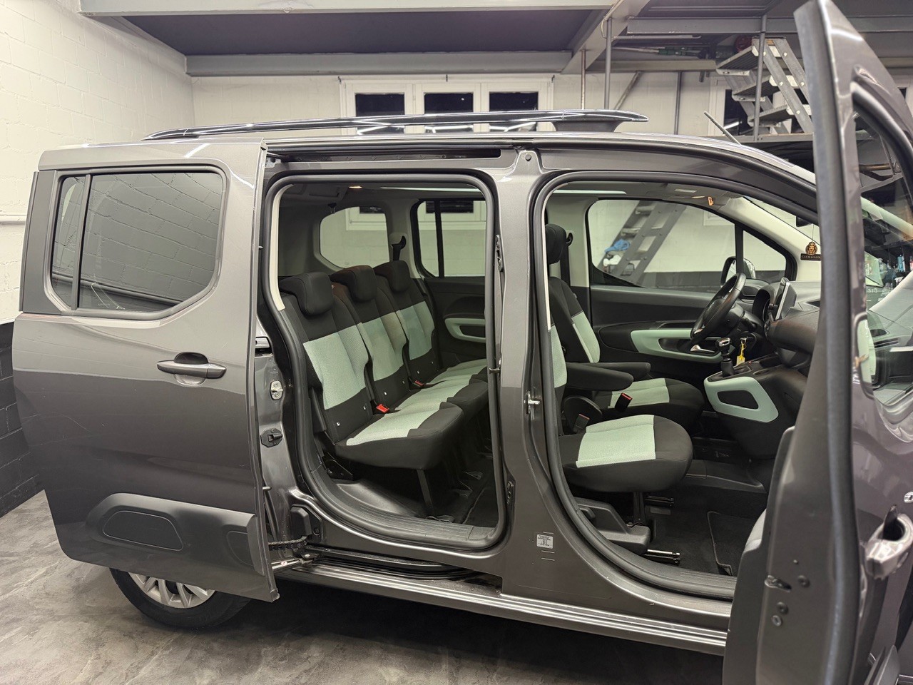 CITROEN Berlingo 1.5 BlueHDi Shine | Glasdach | Beidseitige Schiebetüren | Anhängerkupplung | Rückfahrkamera-image-8