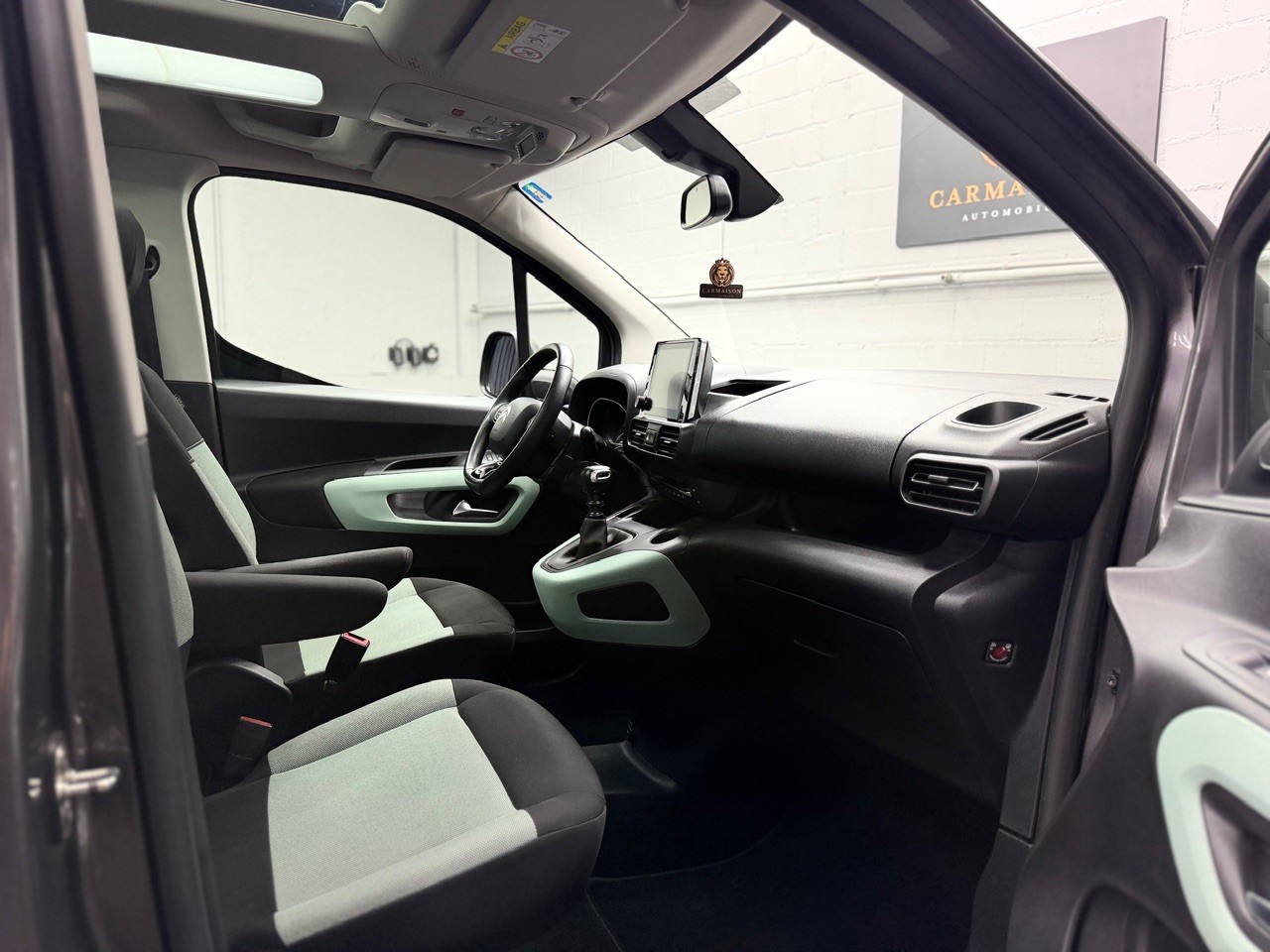 CITROEN Berlingo 1.5 BlueHDi Shine | Glasdach | Beidseitige Schiebetüren | Anhängerkupplung | Rückfahrkamera-image-28
