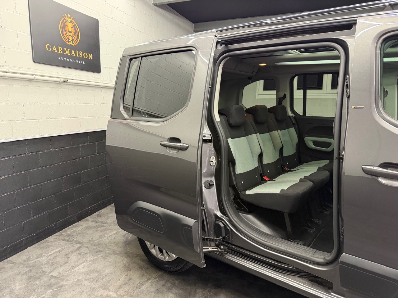 CITROEN Berlingo 1.5 BlueHDi Shine | Glasdach | Beidseitige Schiebetüren | Anhängerkupplung | Rückfahrkamera-image-7