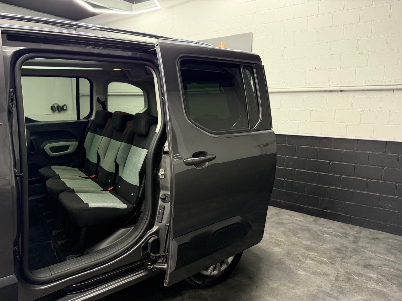 CITROEN Berlingo 1.5 BlueHDi Shine | Glasdach | Beidseitige Schiebetüren | Anhängerkupplung | Rückfahrkamera-image-9