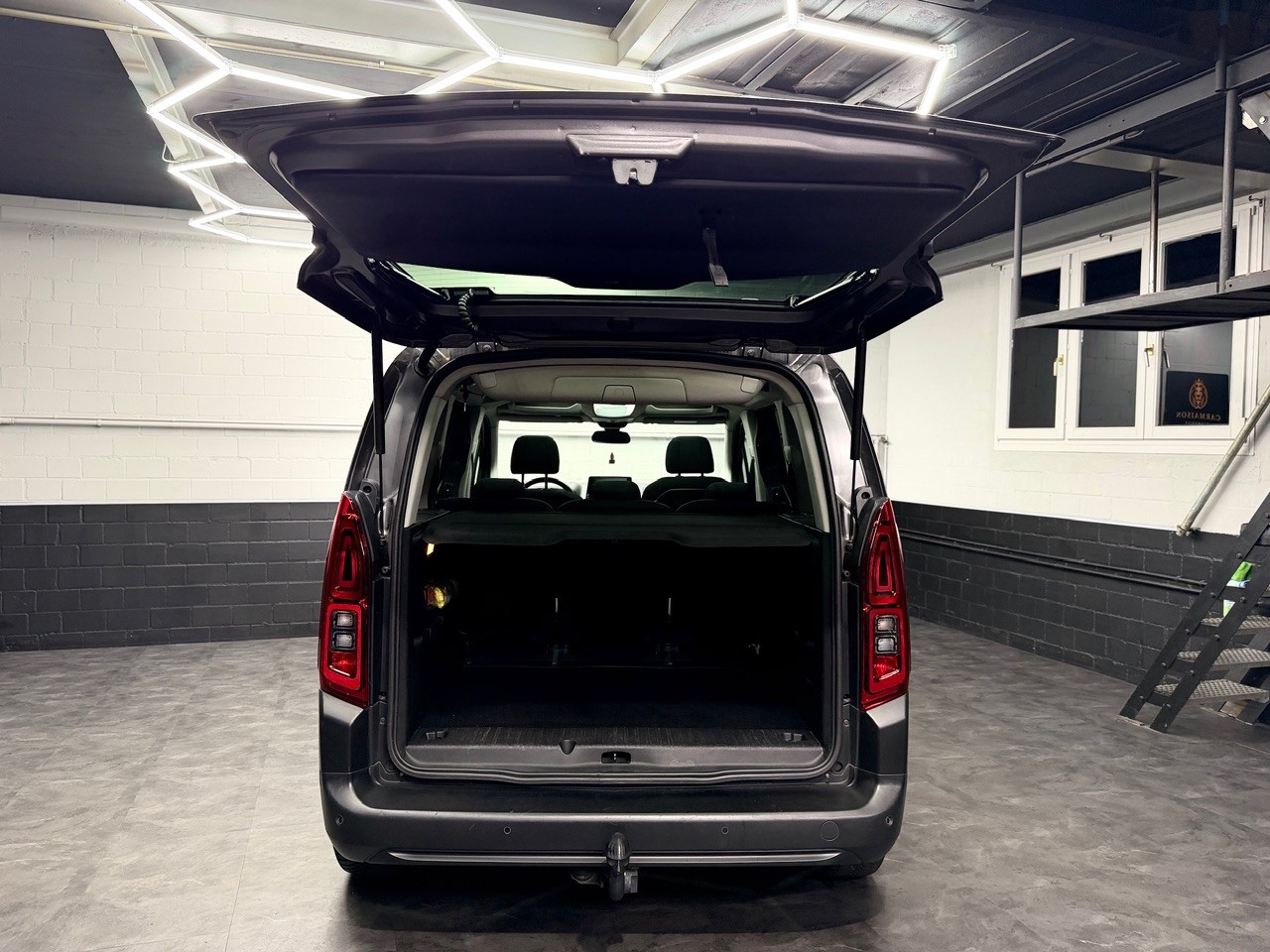 CITROEN Berlingo 1.5 BlueHDi Shine | Glasdach | Beidseitige Schiebetüren | Anhängerkupplung | Rückfahrkamera-image-25