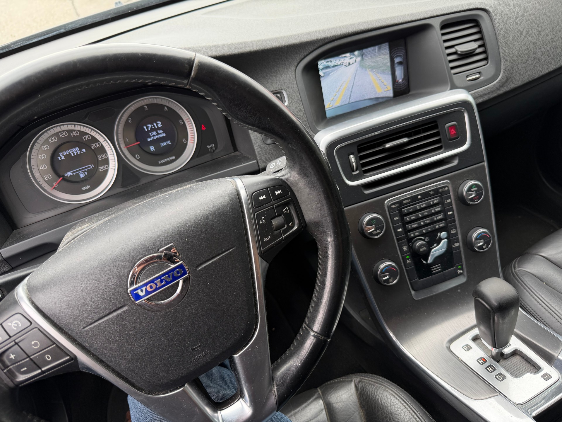 VOLVO V60 D5 AWD Momentum Geartronic-image-10