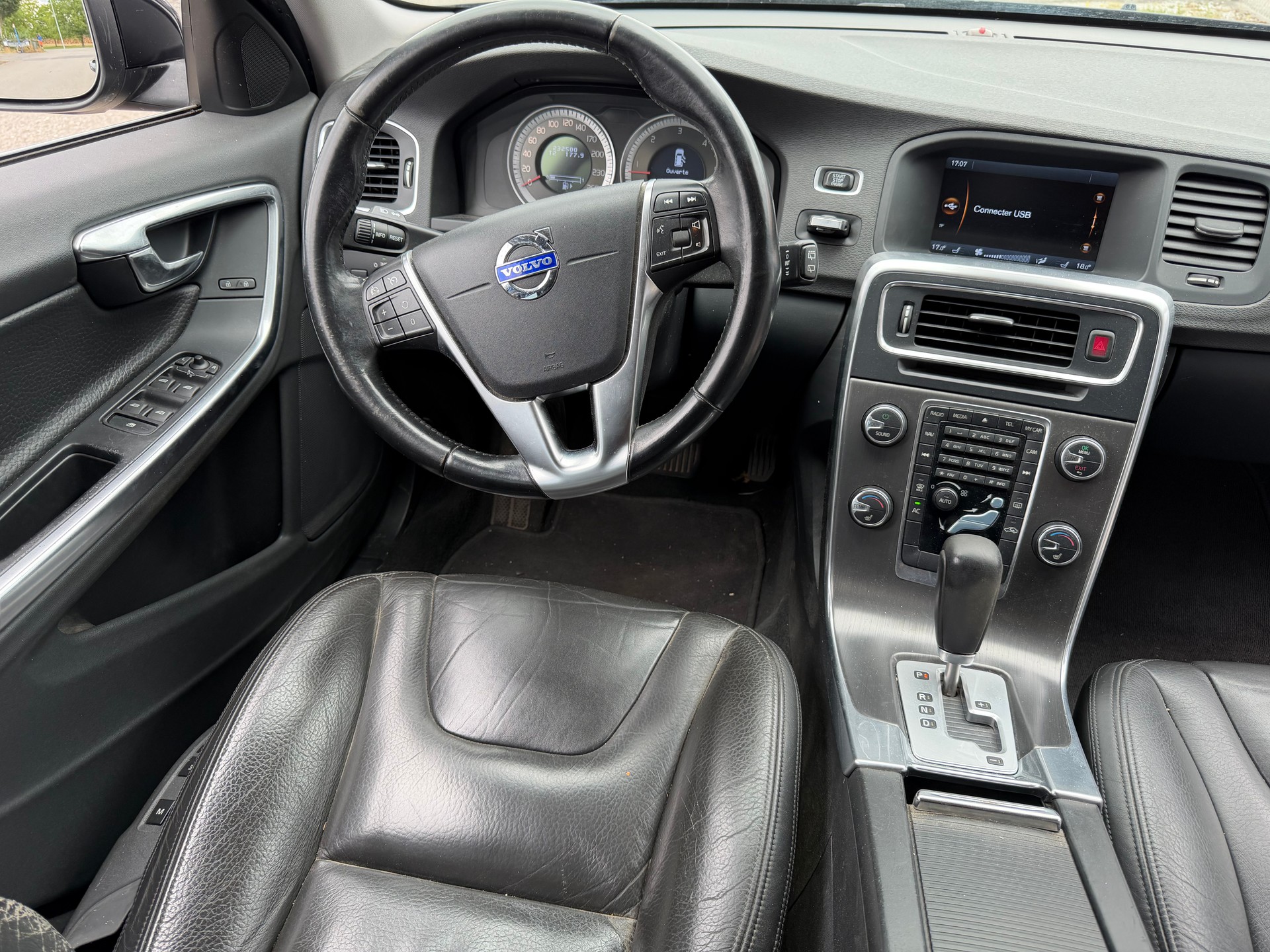 VOLVO V60 D5 AWD Momentum Geartronic-image-5