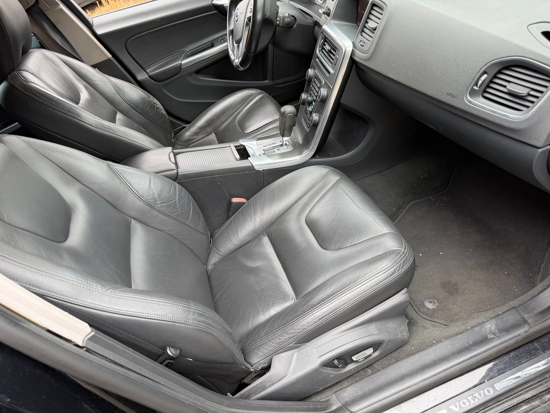 VOLVO V60 D5 AWD Momentum Geartronic-image-6