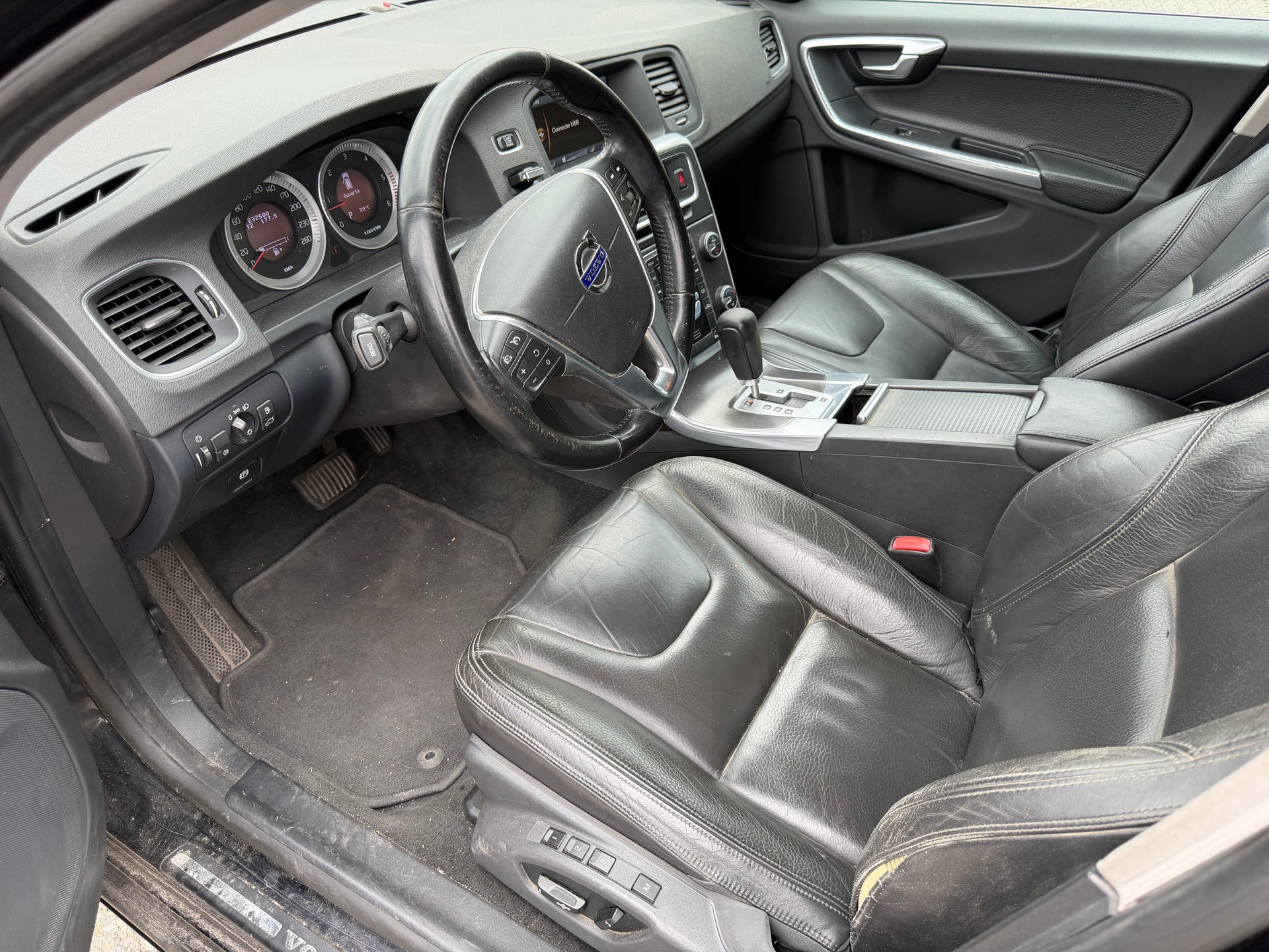 VOLVO V60 D5 AWD Momentum Geartronic-image-8