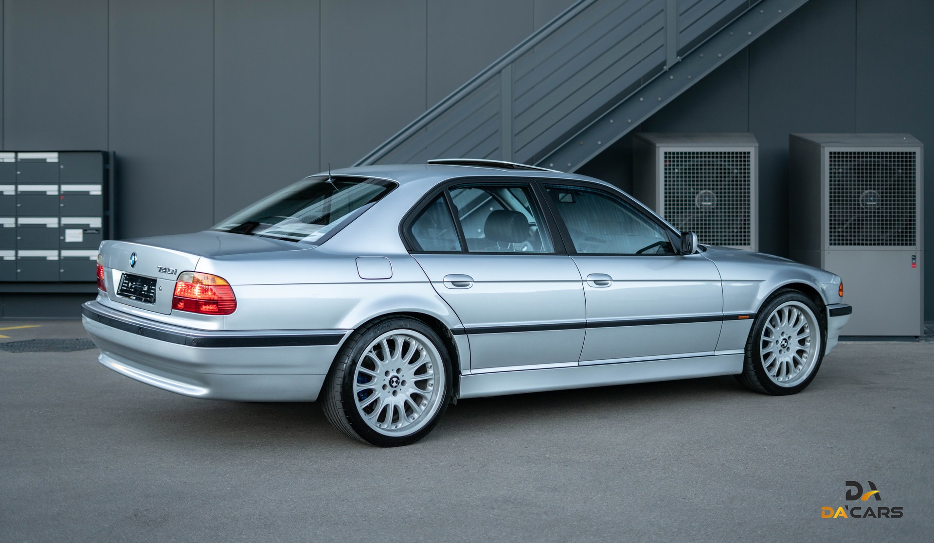 BMW 740i-image-3