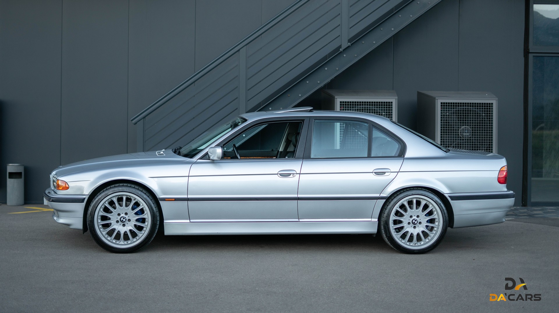 BMW 740i-image-2