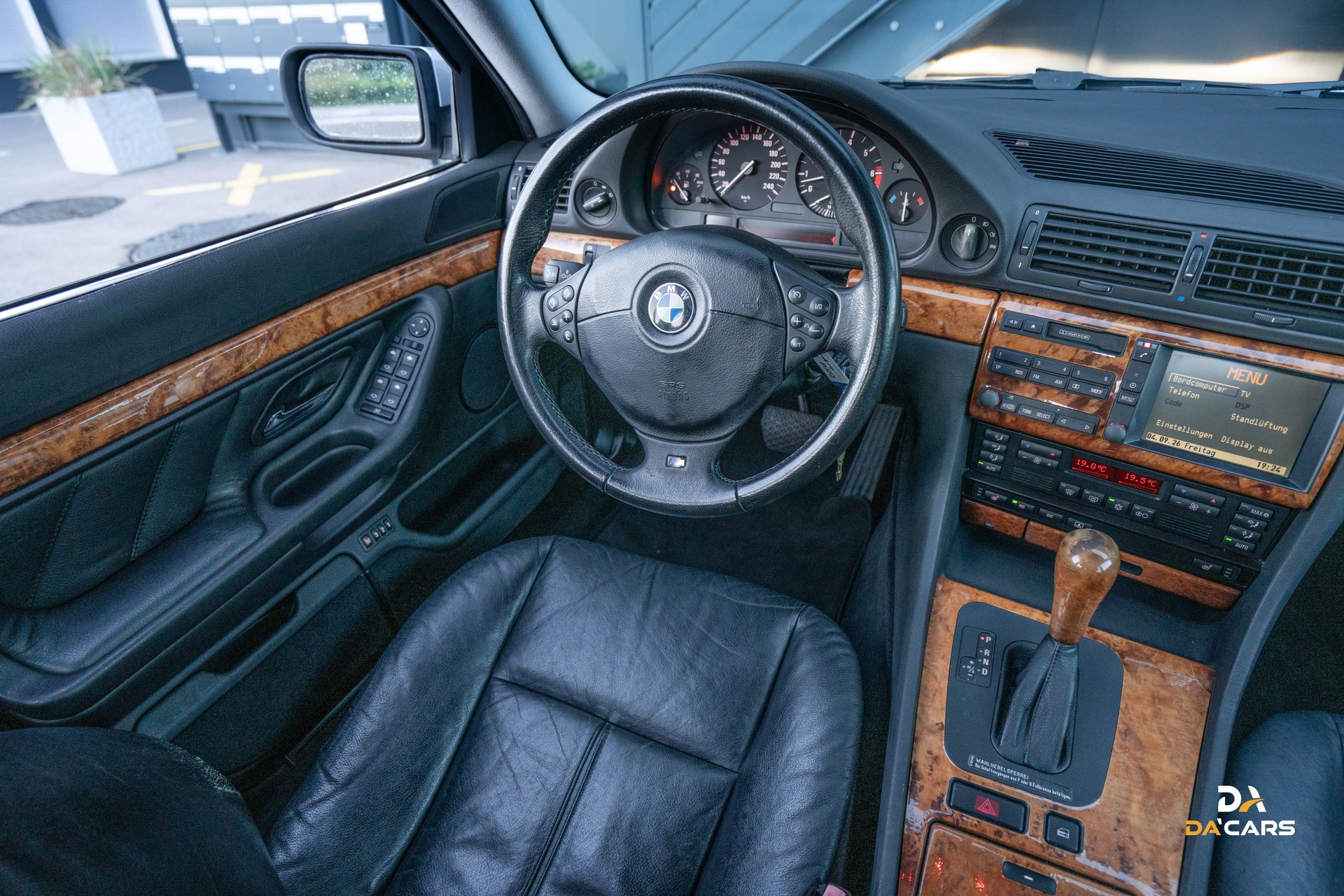 BMW 740i-image-11