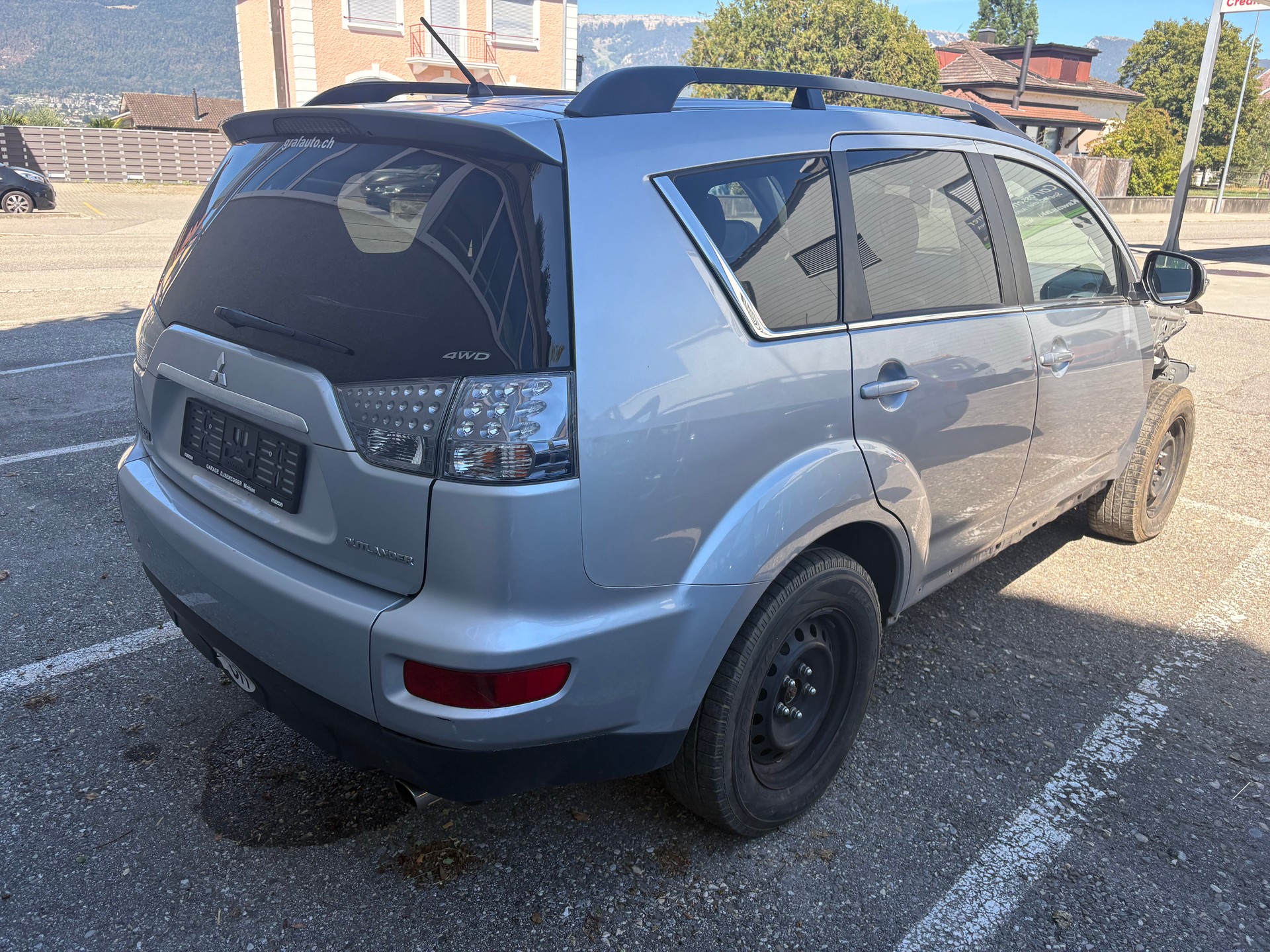 MITSUBISHI Outlander 2.4 Navigator 4WD CVT-image-2