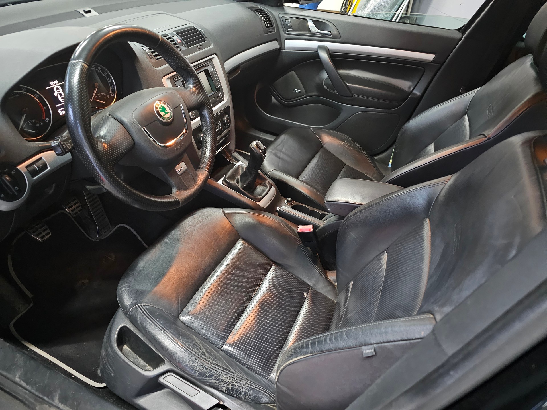 SKODA Octavia Combi 2.0 TSI RS-image-2