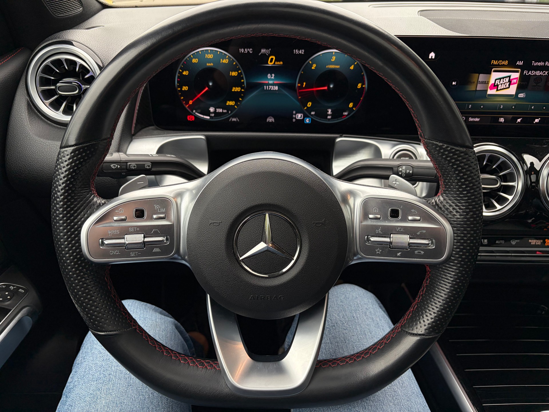 MERCEDES-BENZ GLB 220 d 4Matic AMG Line 8G-Tronic-image-10
