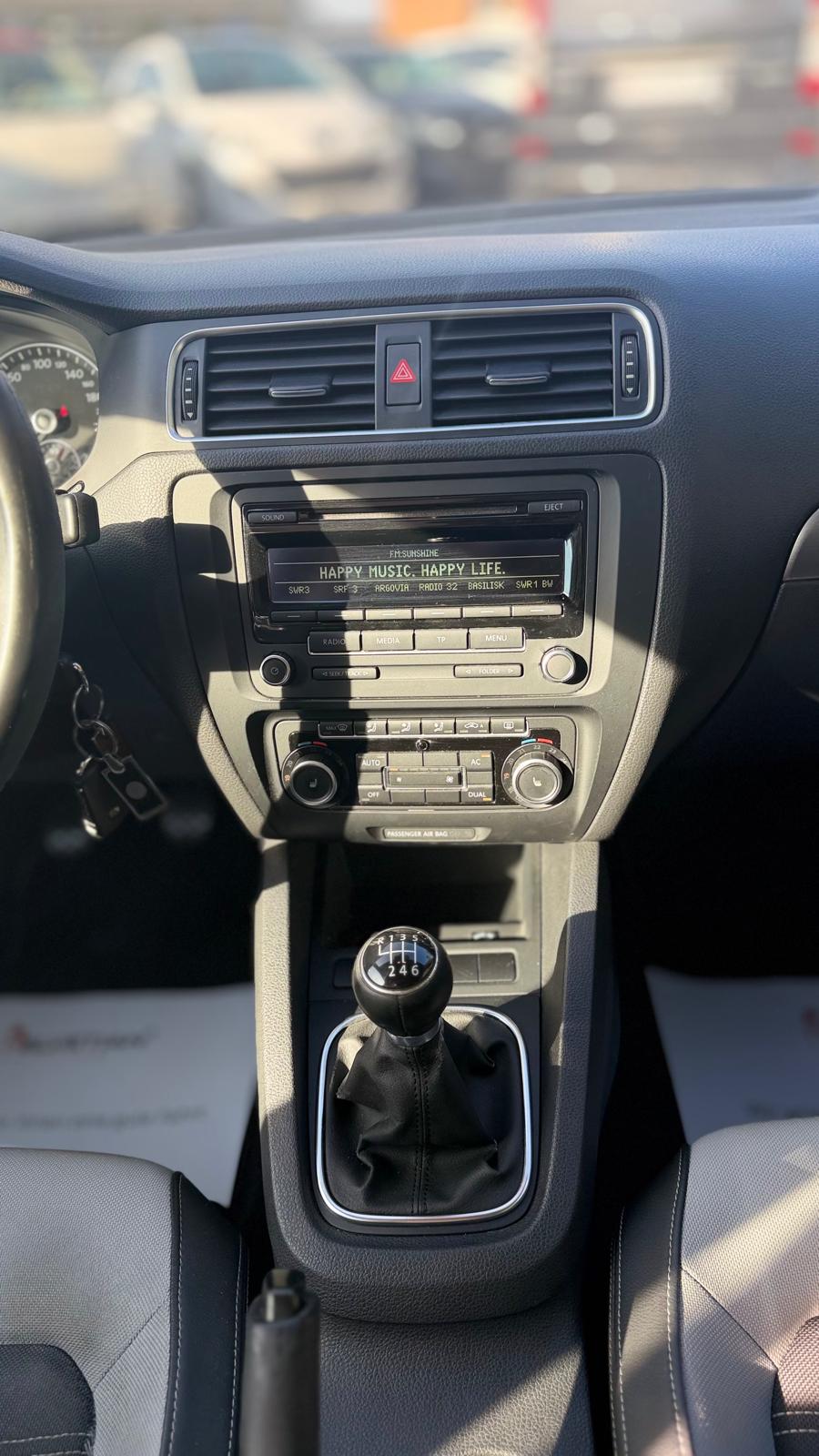 VW Jetta 2.0 TDI Comfortline-image-15