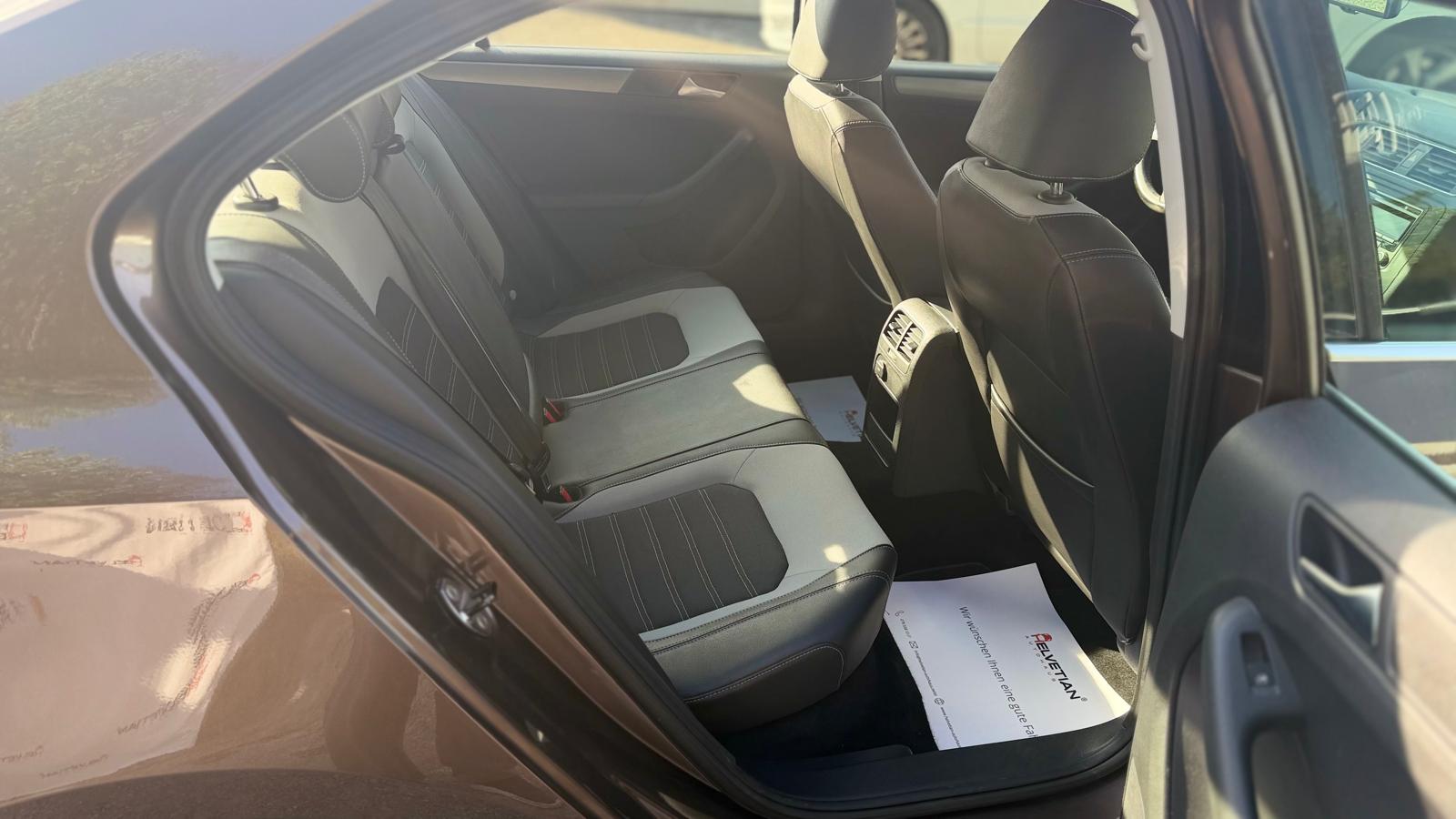 VW Jetta 2.0 TDI Comfortline-image-12