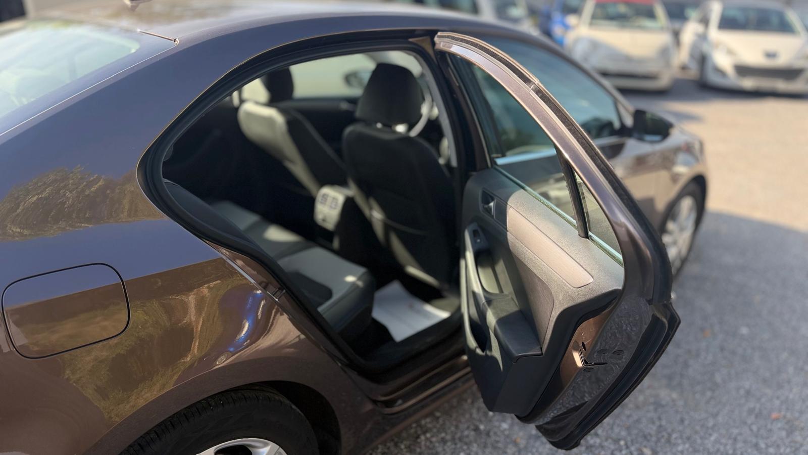 VW Jetta 2.0 TDI Comfortline-image-11