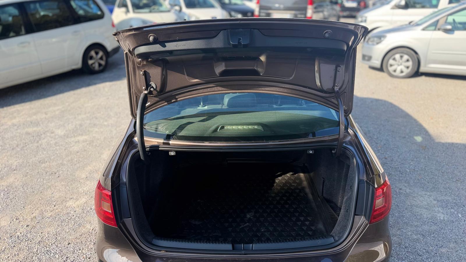 VW Jetta 2.0 TDI Comfortline-image-10