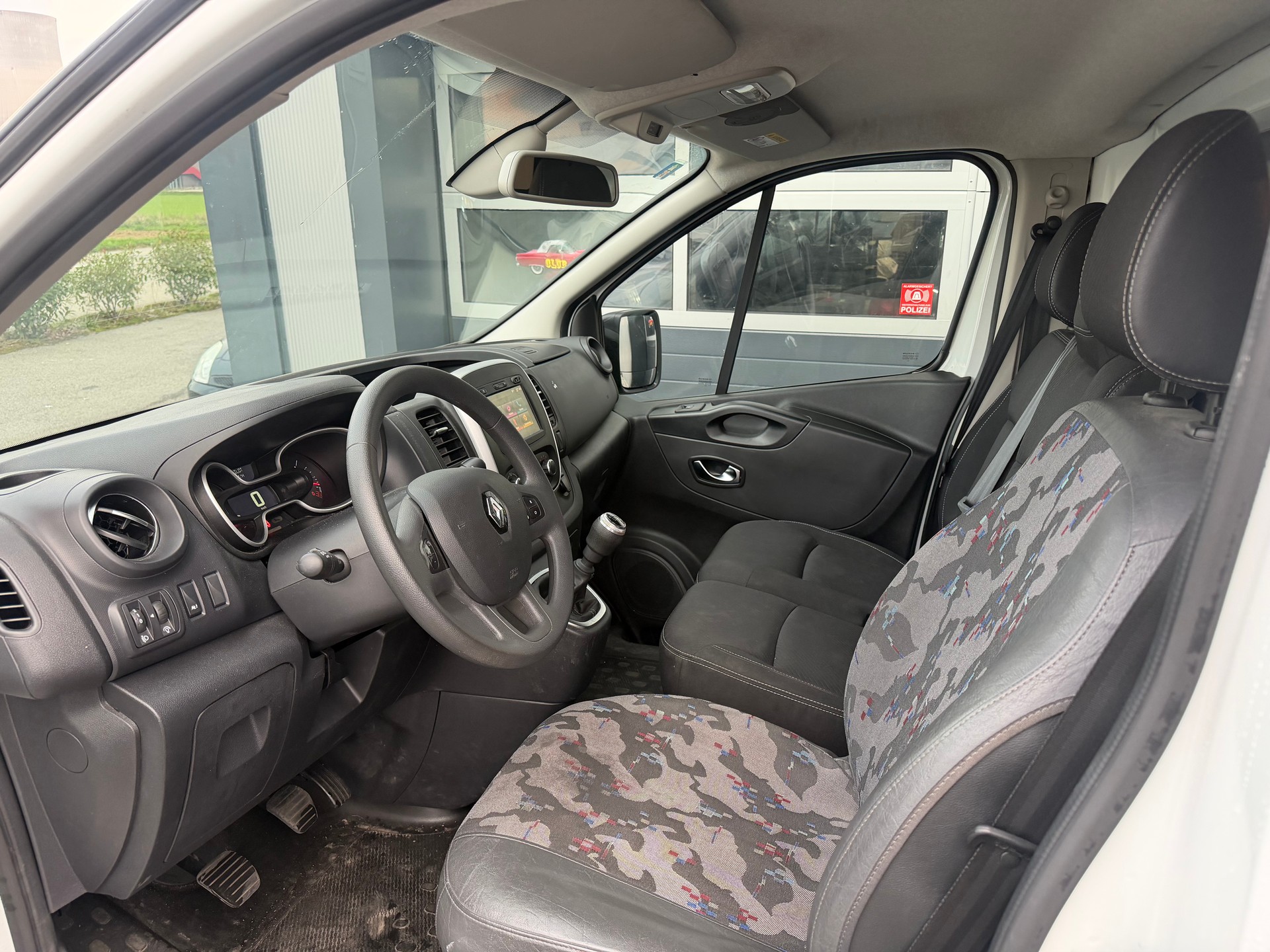 RENAULT Trafic 2.0 Energy dCi 120 3.0t Business L1H1-image-9