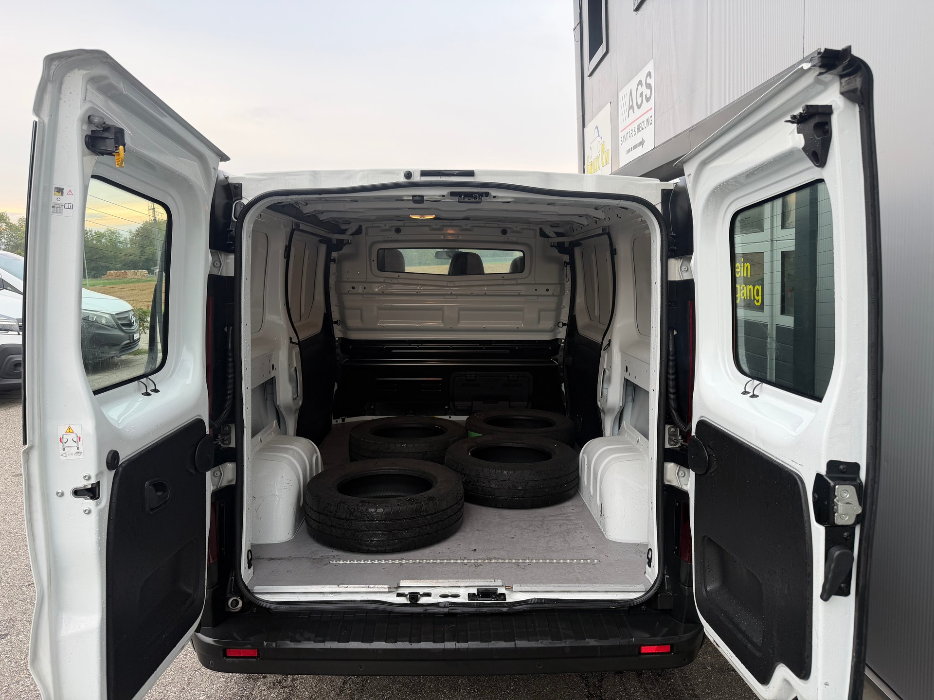RENAULT Trafic 2.0 Energy dCi 120 3.0t Business L1H1-image-8