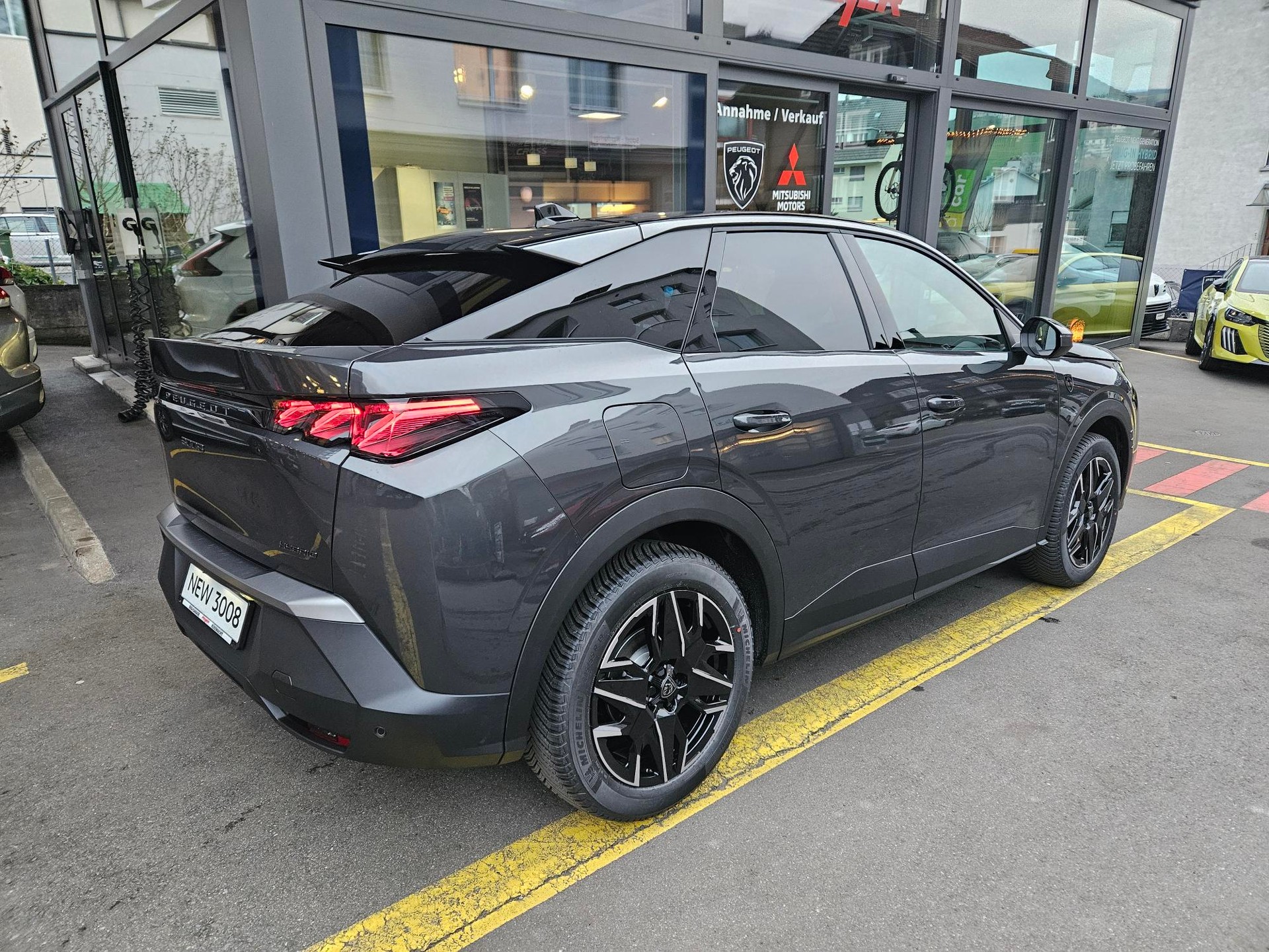 PEUGEOT 3008 1.2 Hybrid GT-showroom-element-2