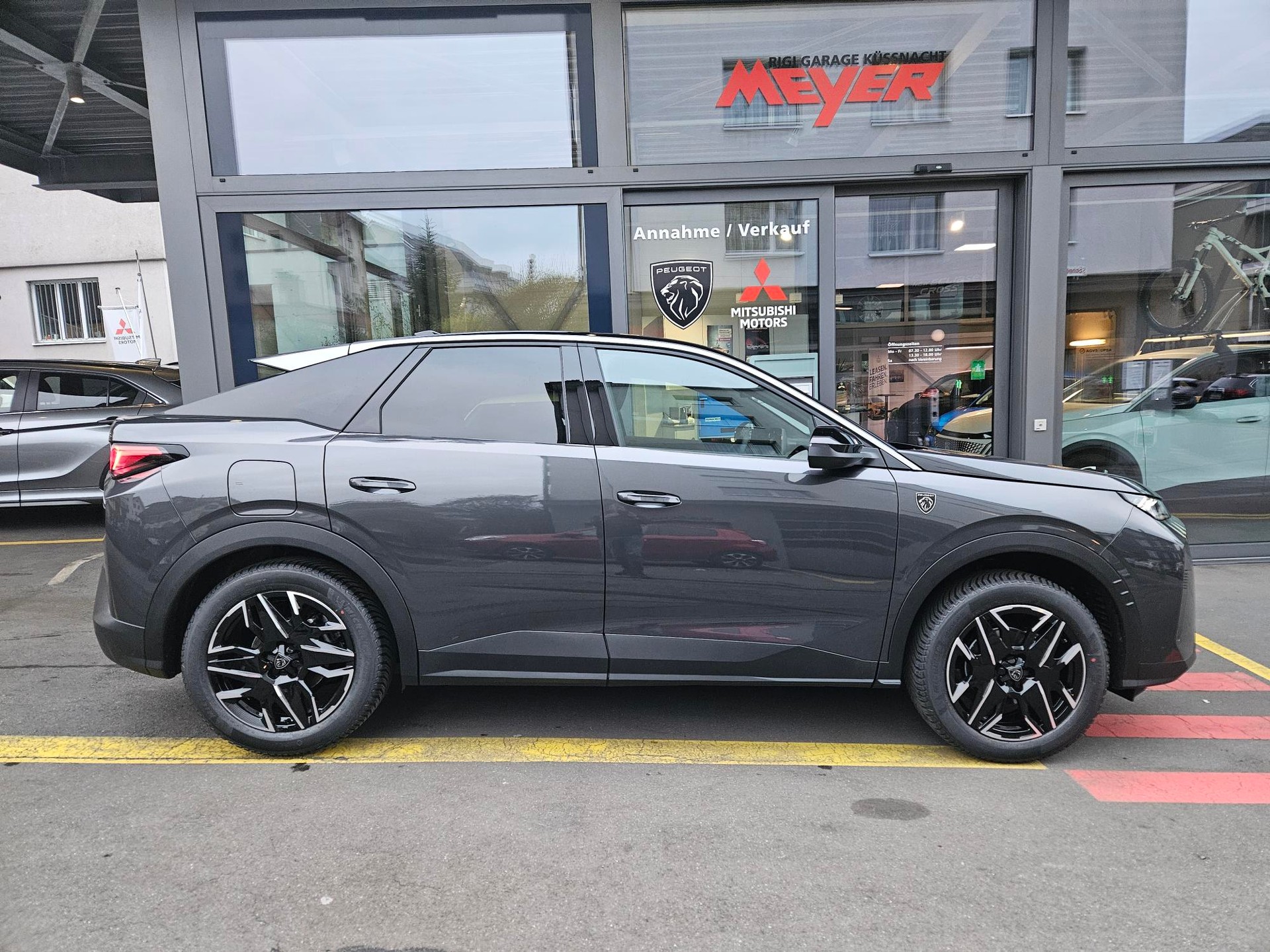 PEUGEOT 3008 1.2 Hybrid GT-showroom-element-1