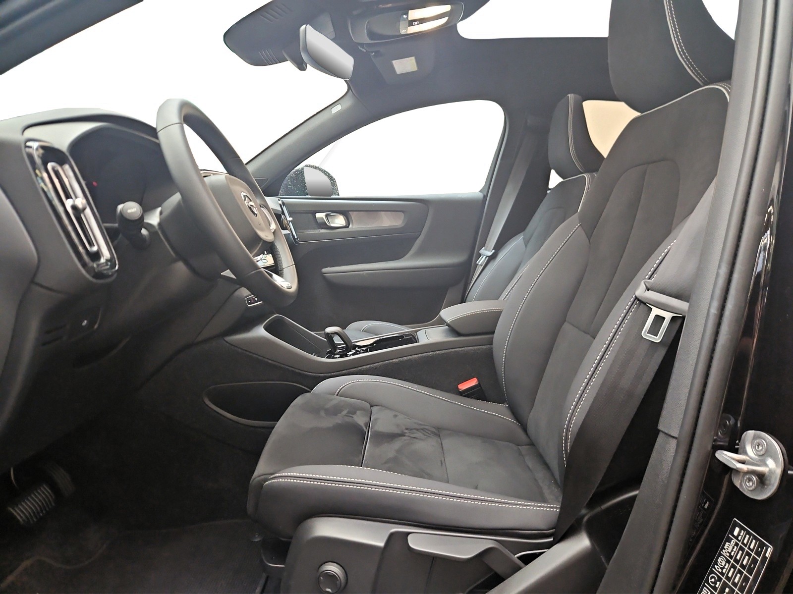 VOLVO C40 Recharge P6 Pure Electric Plus-image-8