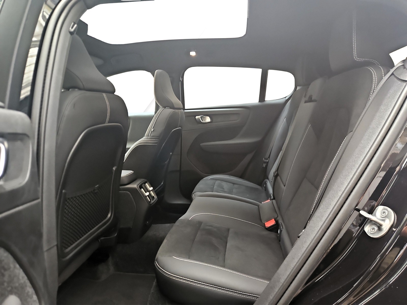 VOLVO C40 Recharge P6 Pure Electric Plus-image-10