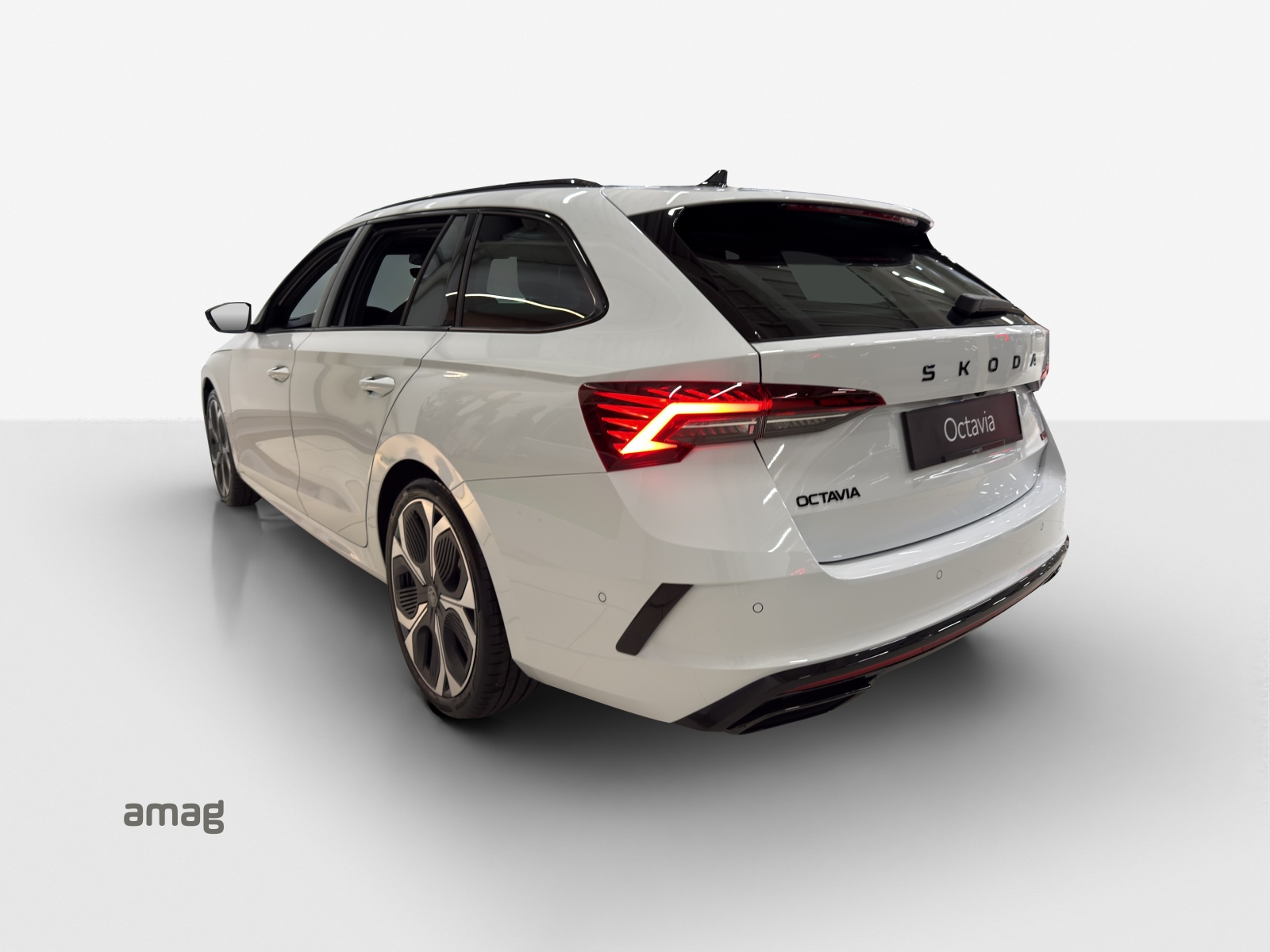 SKODA Octavia Combi 2.0 TSI DSG RS-image-2